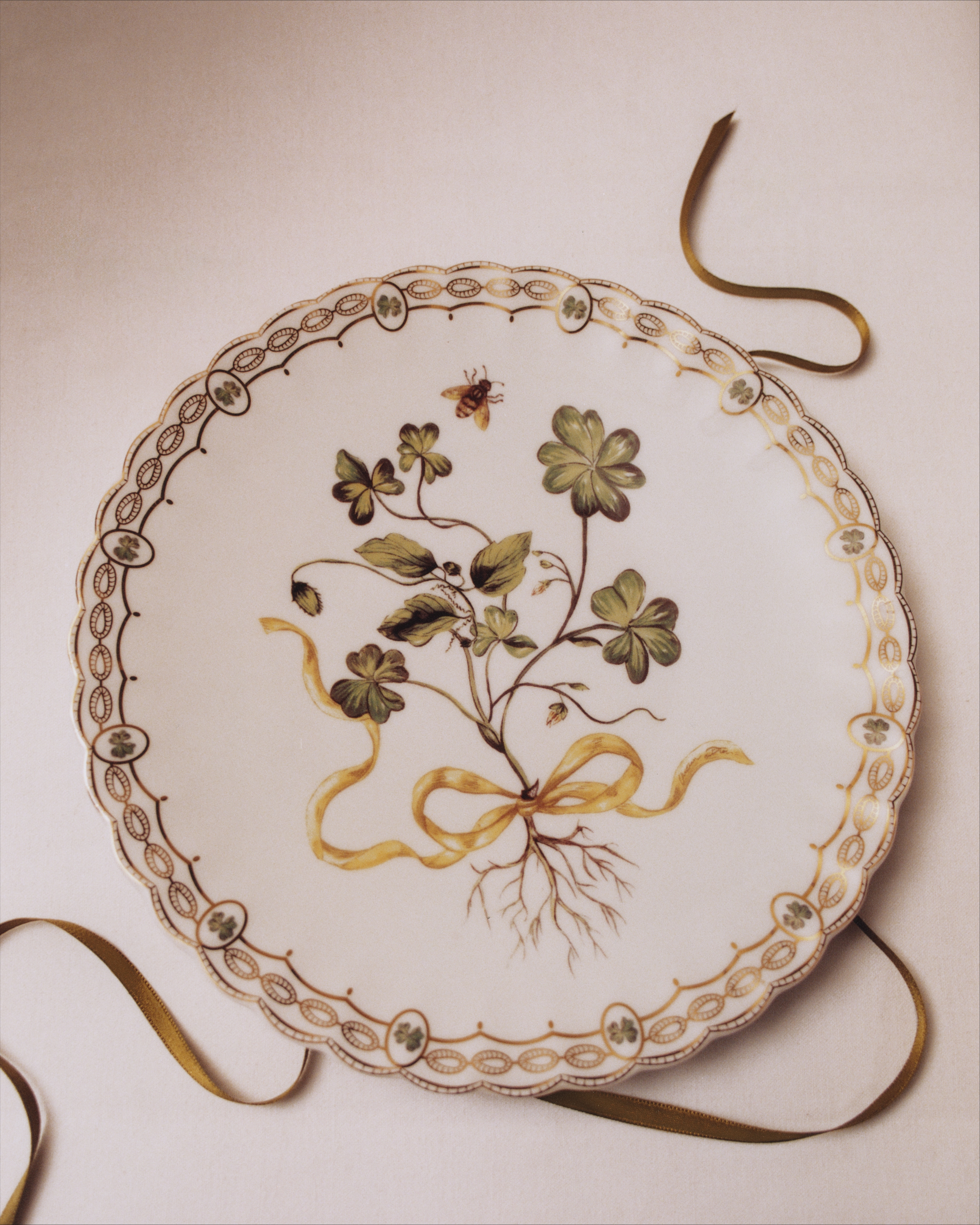 Look Dessert Plate Porcelain with Multicolor Clover Motif and 24-Carat Gold E07