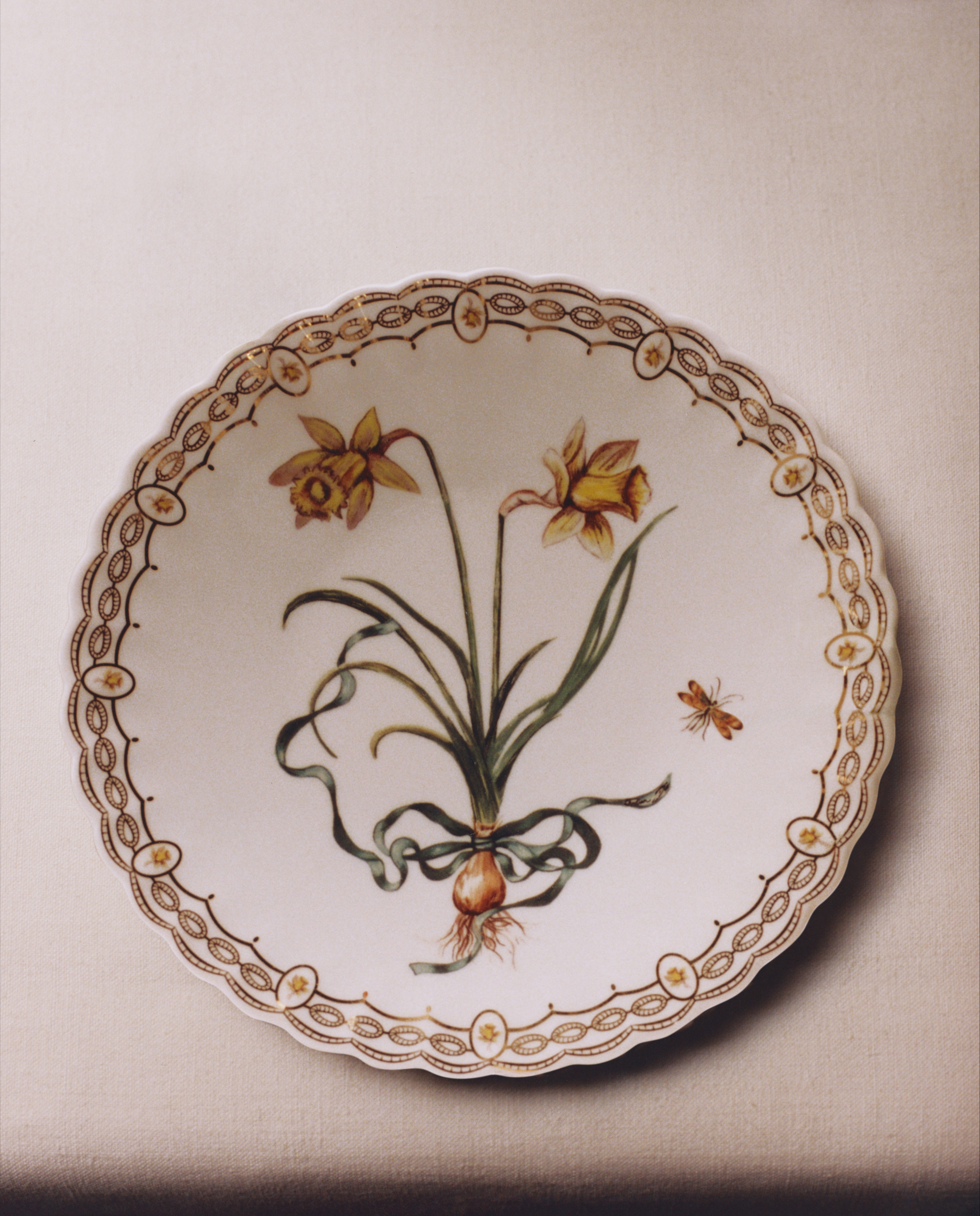 Dessert Plate Porcelain with Multicolor Daffodil Motif and 24-Carat Gold E10