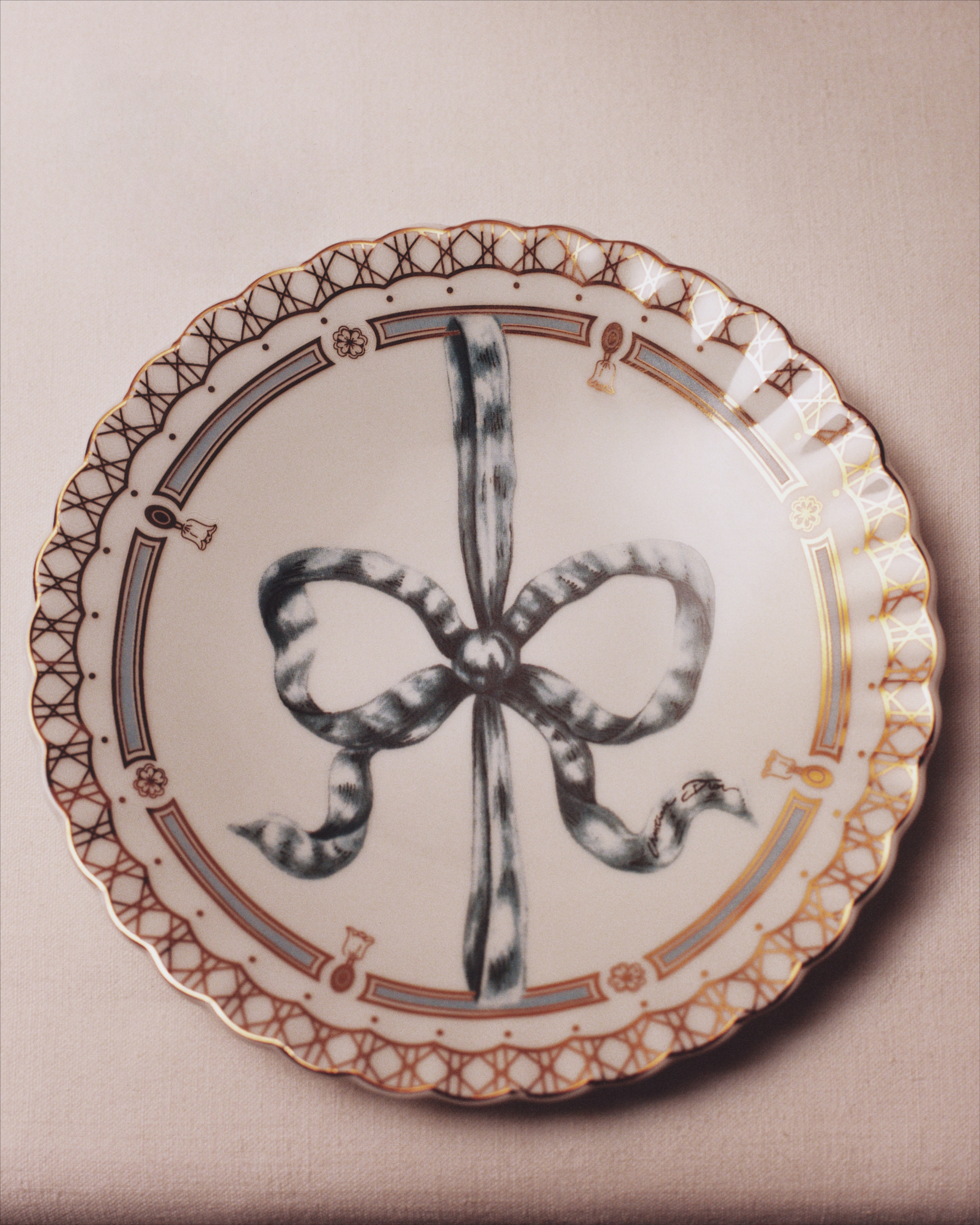 Look Side Plate Porcelain with Blue Bow Motif and 24-Carat Gold E11