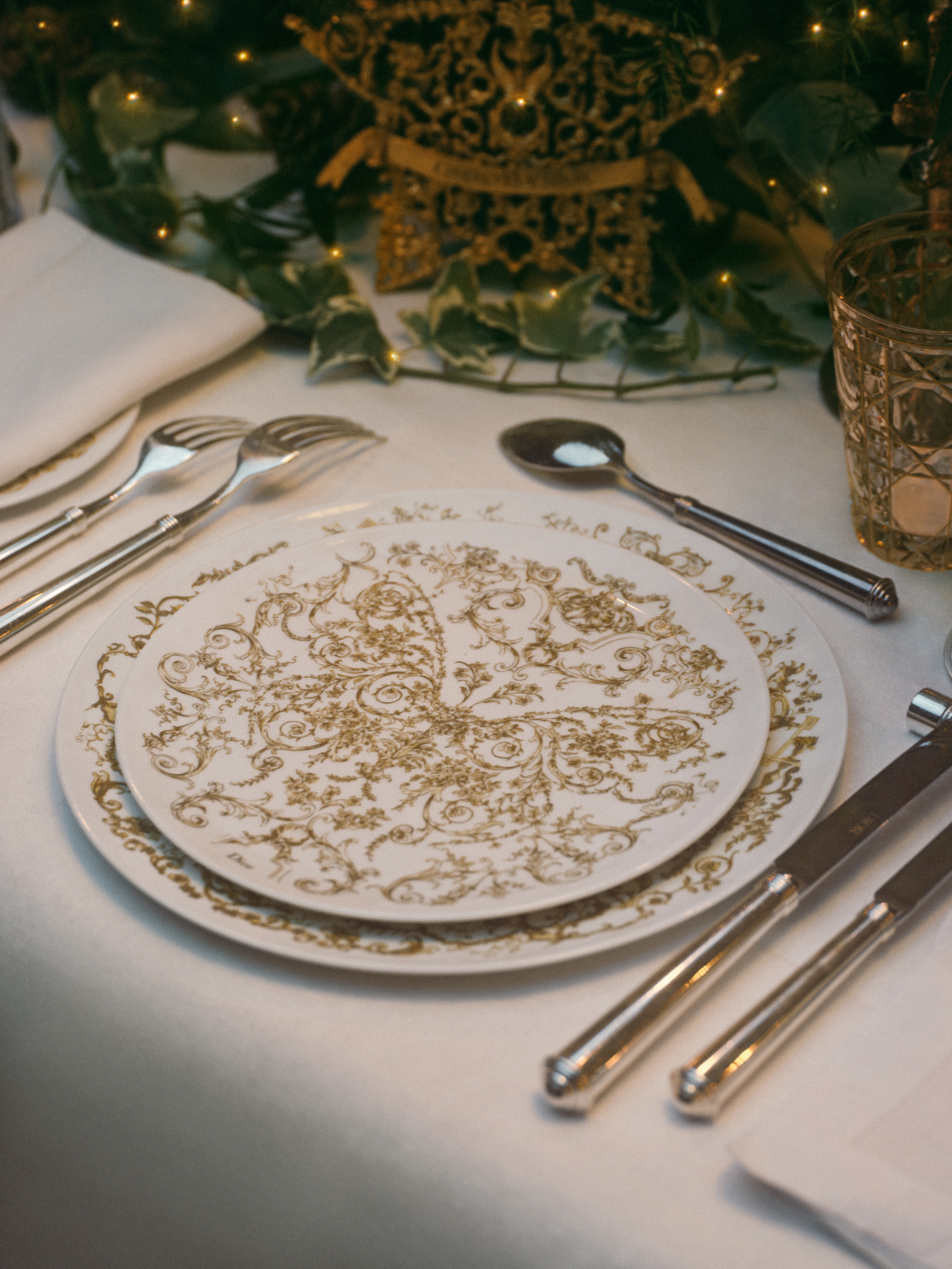 Look Dessert Plate White Porcelain with 24-Carat Gold Dioresque Butterfly Motif E01