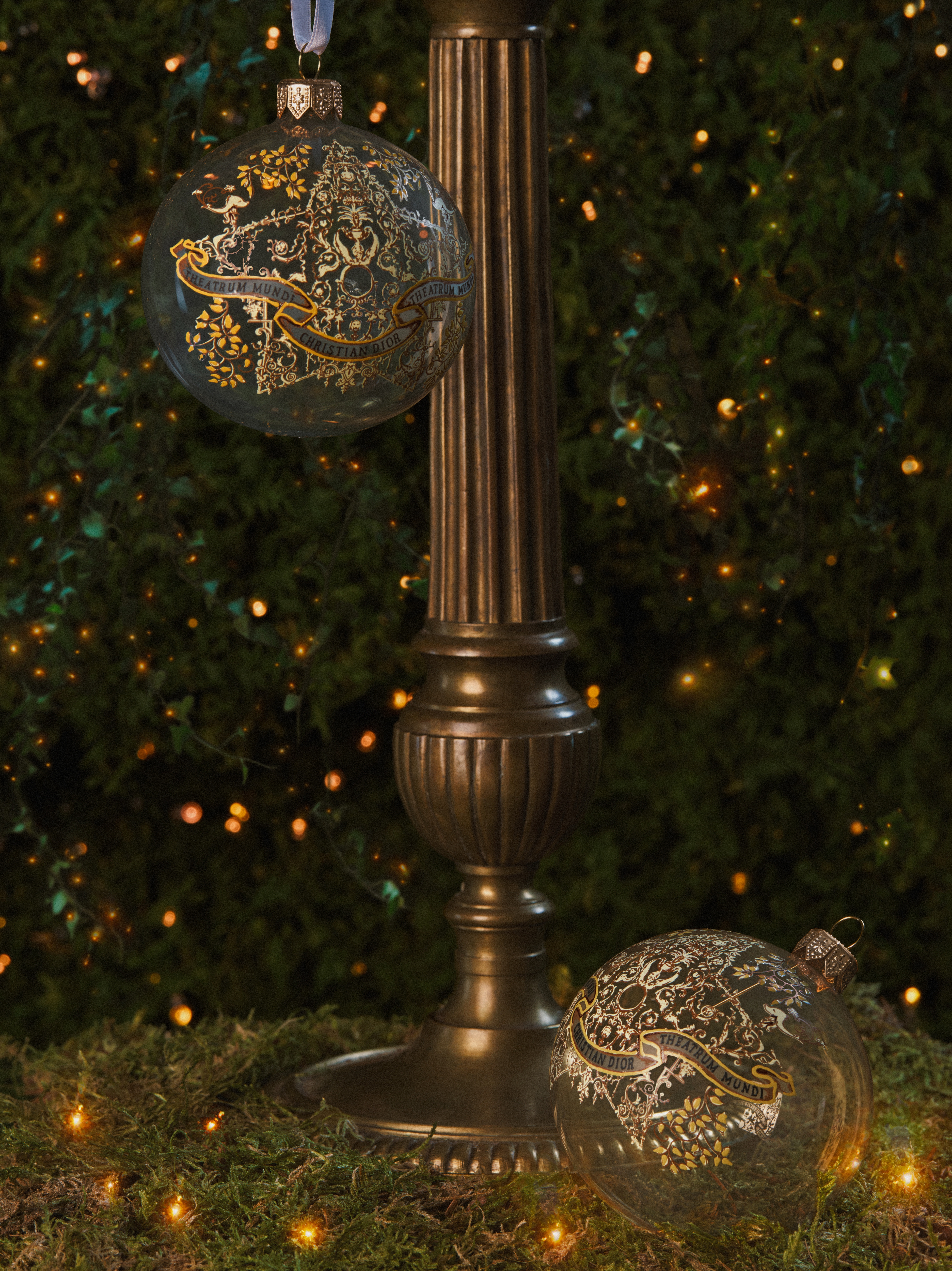 Look Set of Four Christmas Ornaments Gold-Tone and Black Transparent Hand-Blown Glass with Gold-Tone Dioresque Stella Motif E03