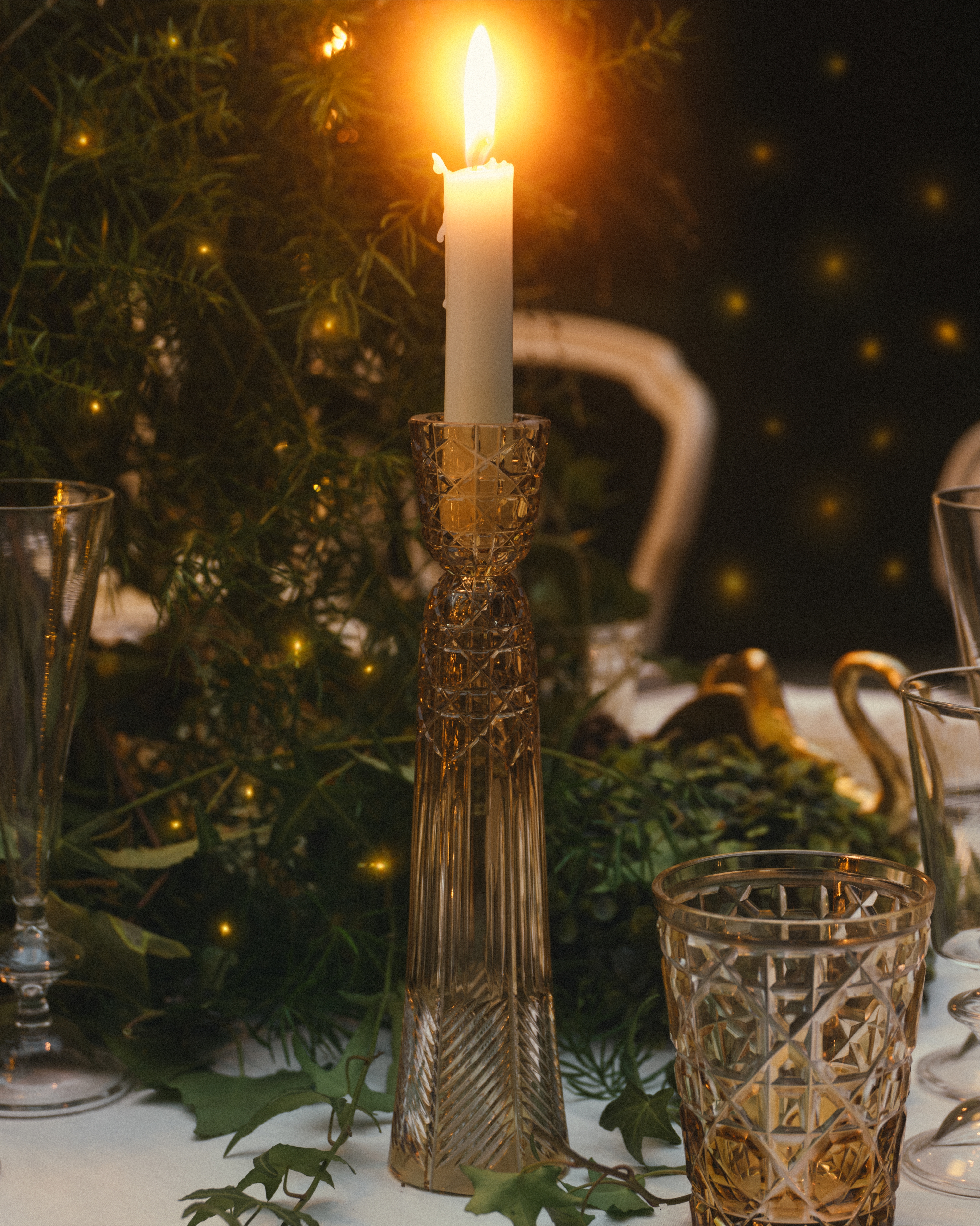 Set of Two Candle Holders Crystal with Gold-Tone Cannage Motif E06