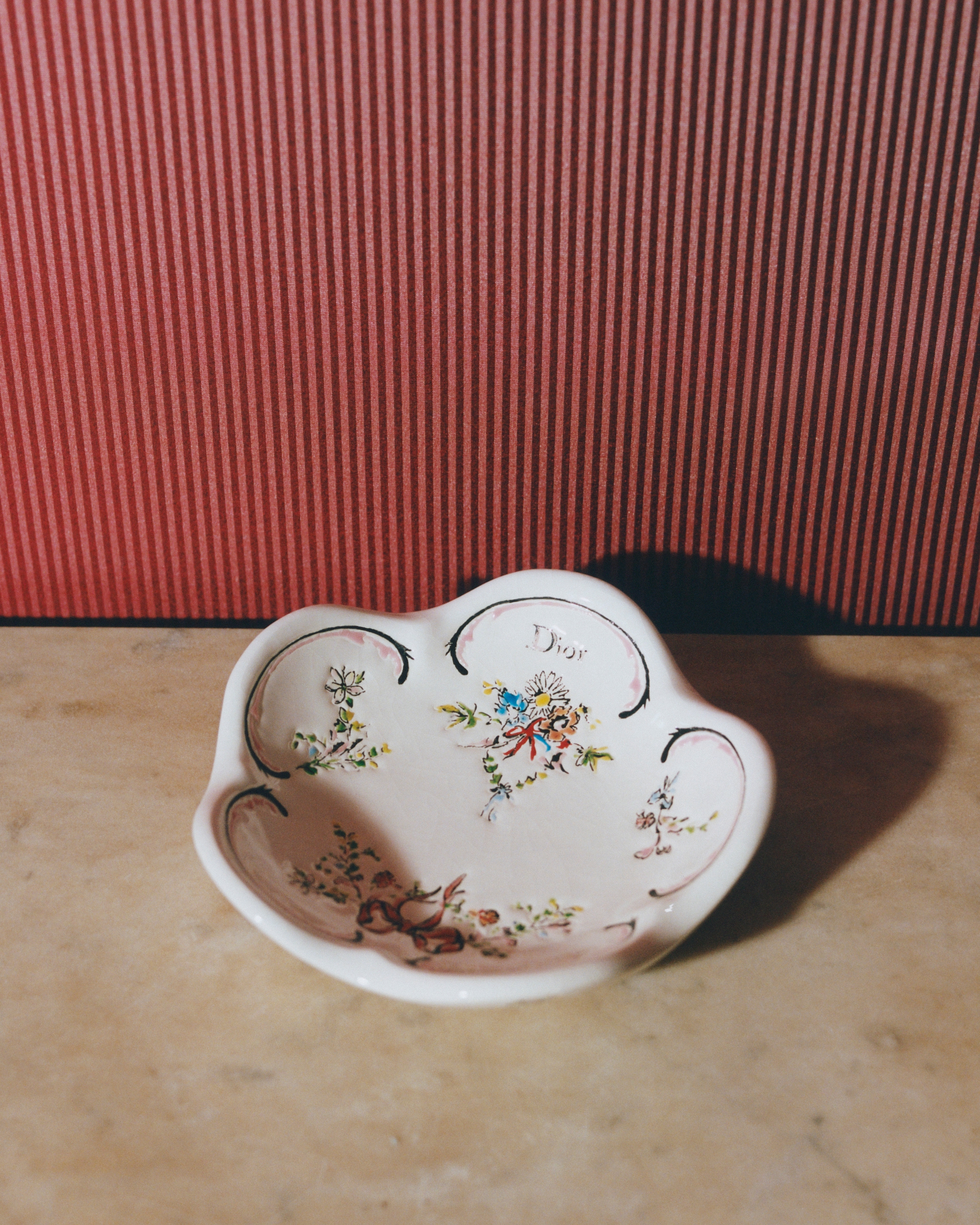 Schmuckschale – LIMITIERTE UND NUMMERIERTE EDITION Keramik und Emaille in Ecru von Manufacture des Émaux de Longwy für Dior – mit Dior Arabesque Motiv in mehreren Farben E14