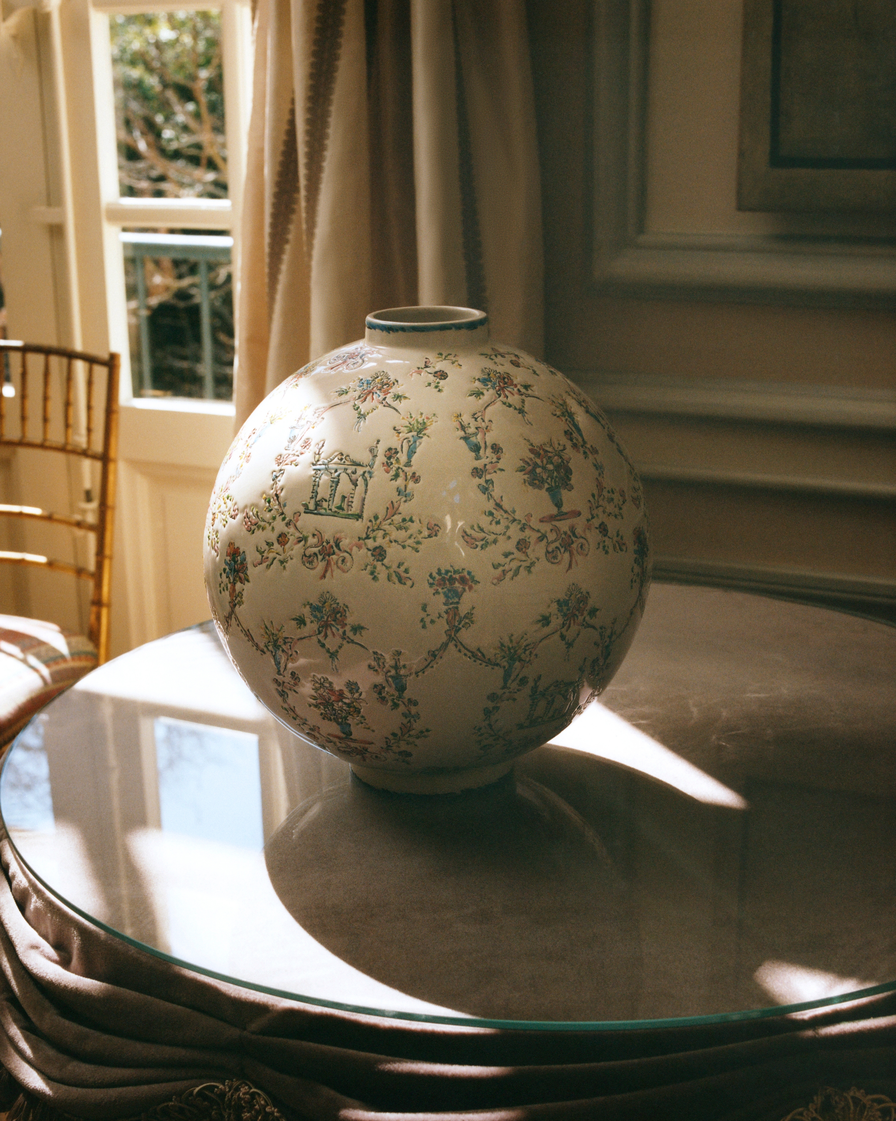 Vaso rotondo – EDIZIONE LIMITATA E NUMERATA Manufacture des Émaux de Longwy per Dior, ceramica écru e motivo Dior Arabesque smaltato multicolore E17