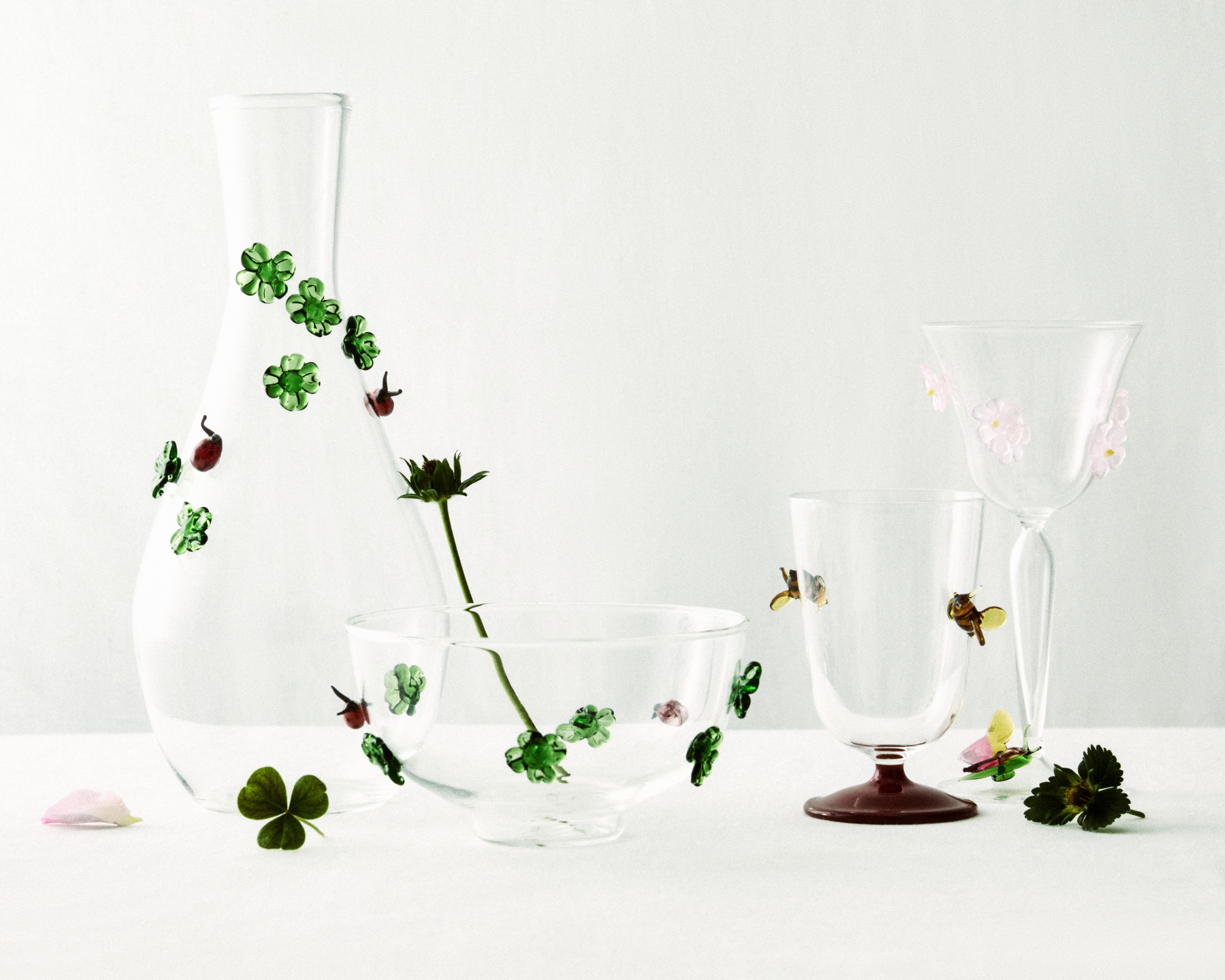 Wine Glass Transparent Glass with Multicolor Daisy Motif E12