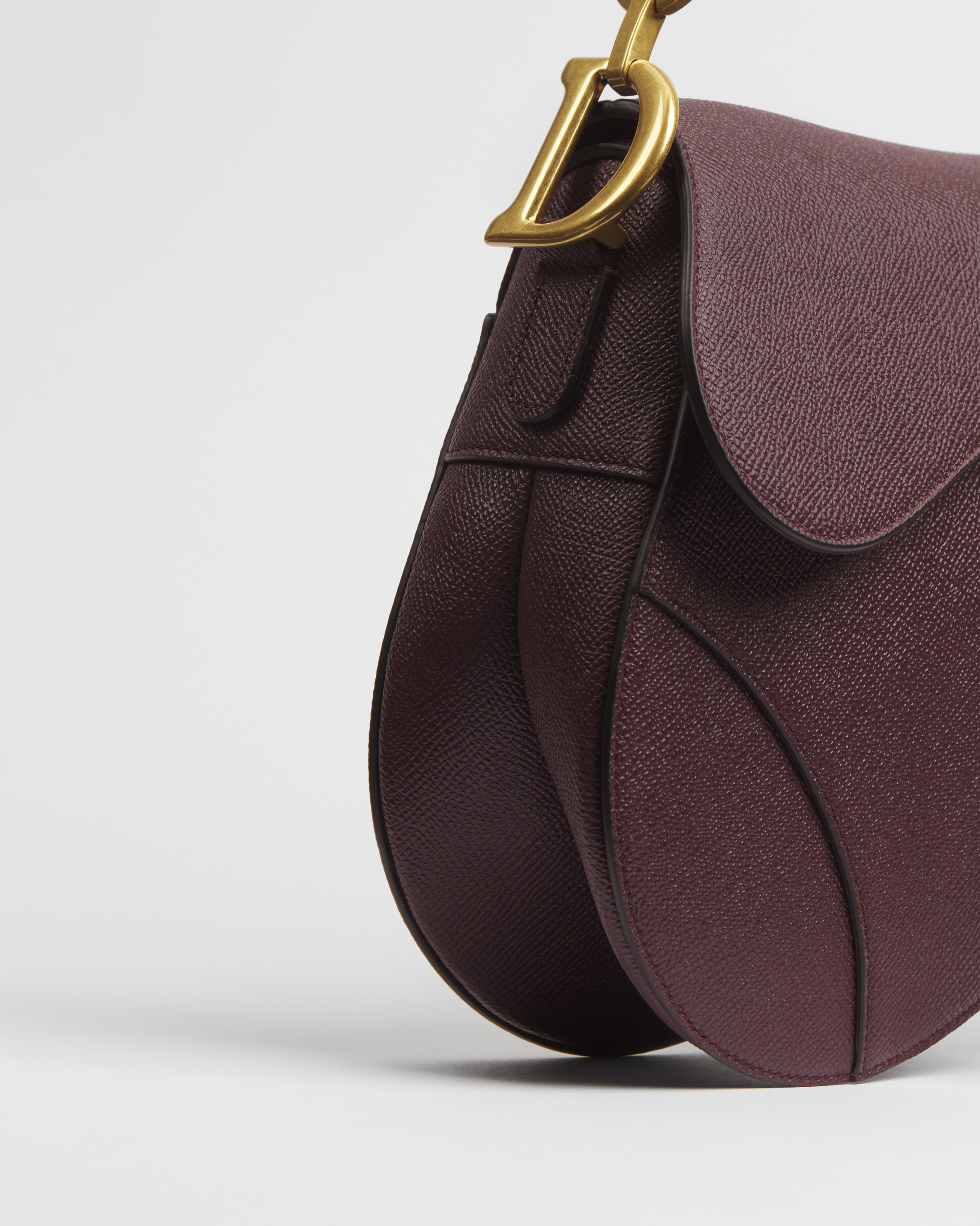 Borsa a tracolla Saddle Pelle di vitello granulata color prugna E09