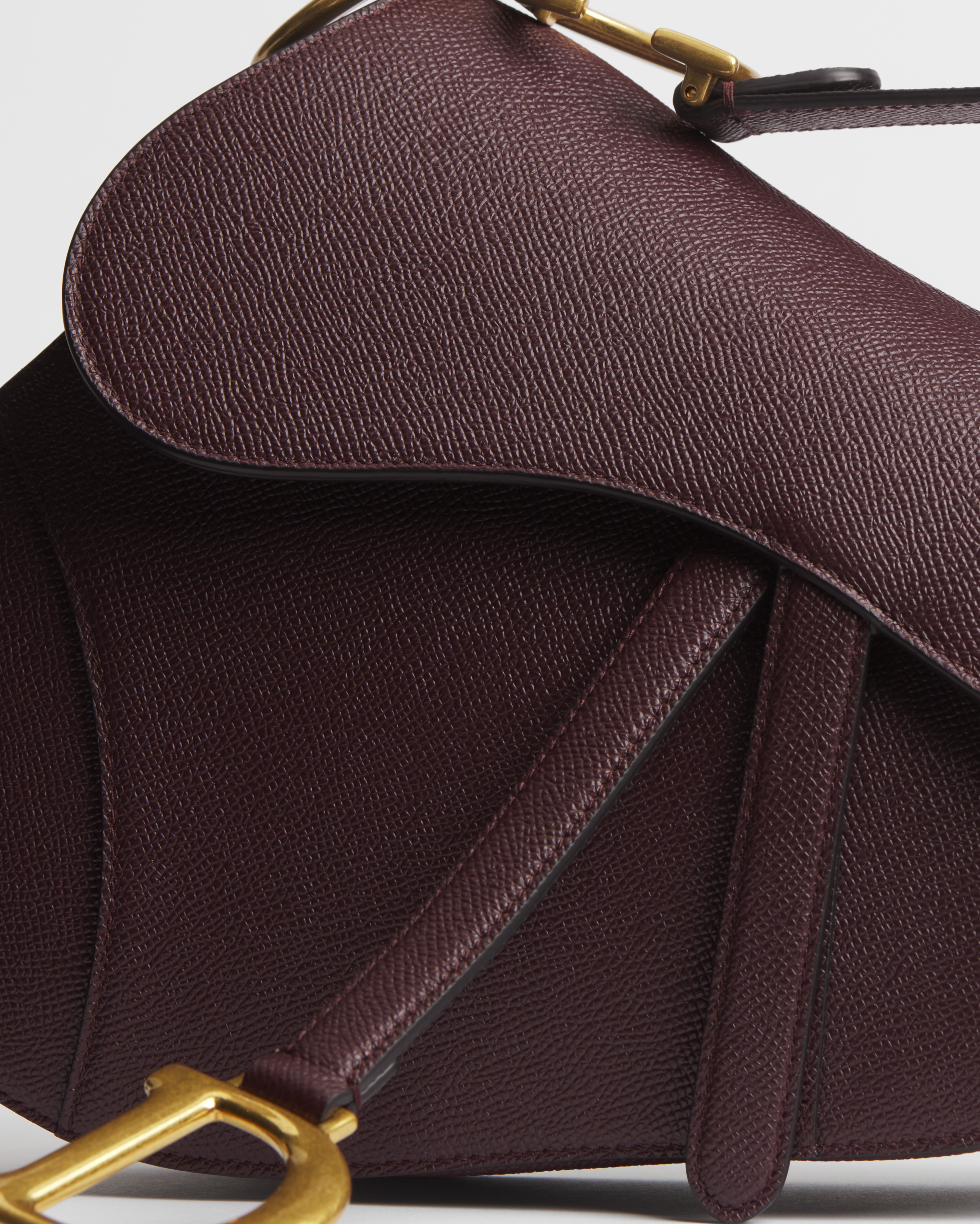 Borsa a tracolla Saddle Pelle di vitello granulata color prugna E10