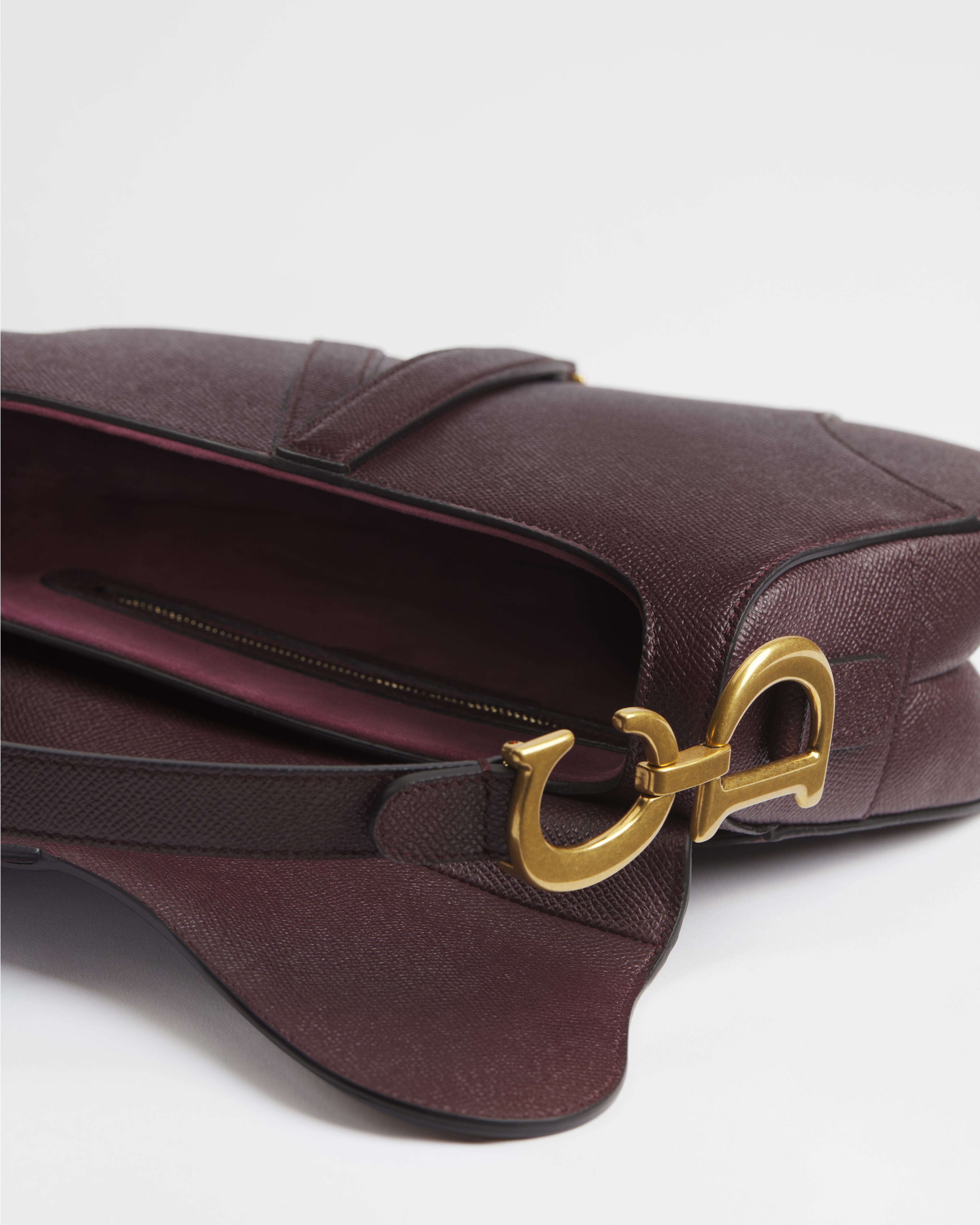 Borsa a tracolla Saddle Pelle di vitello granulata color prugna E12