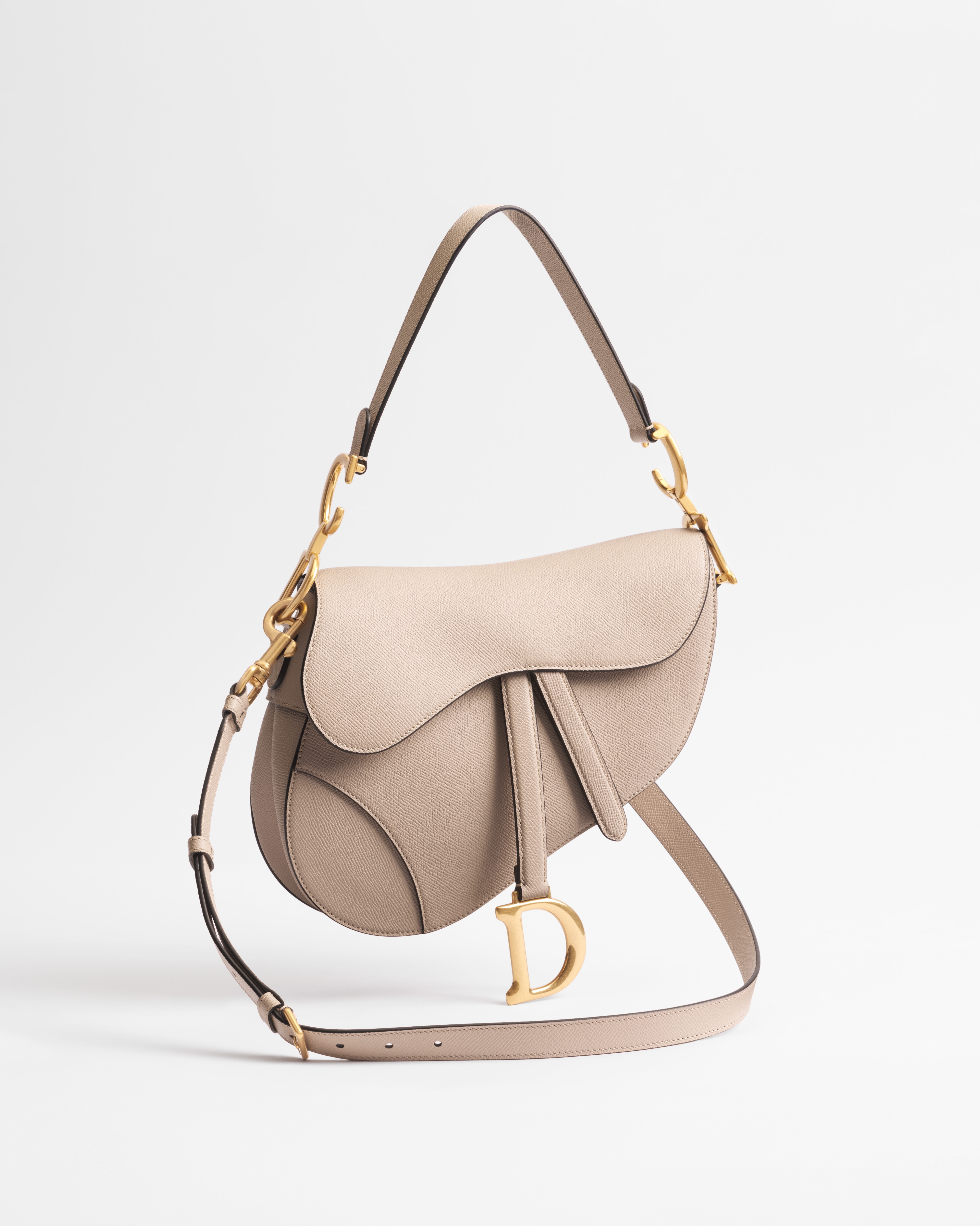 Saddle Bag mit Trageriemen Genarbtes Kalbsleder in Puderbeige E03