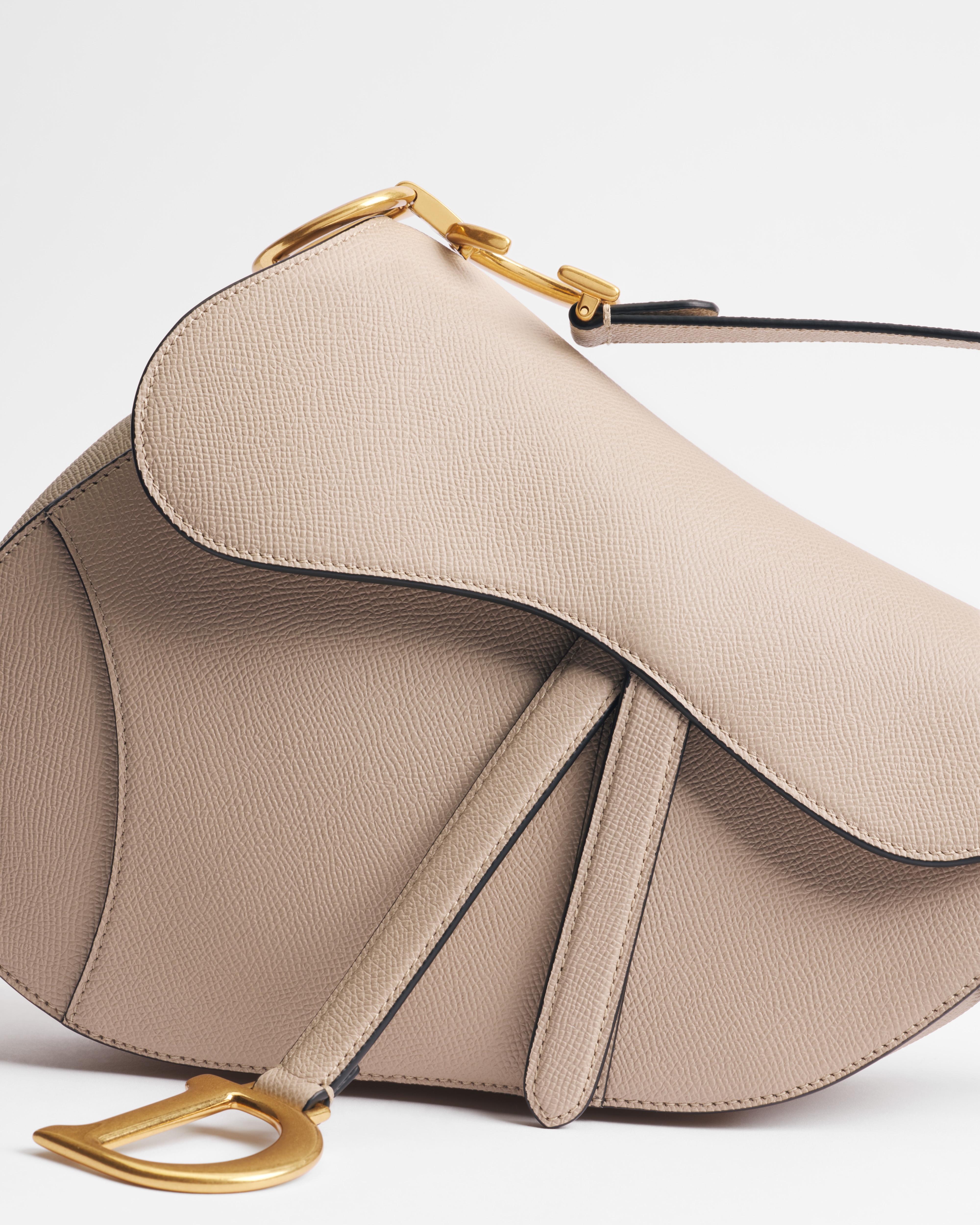 Saddle-tas met schouderband Poederbeige generfd kalfsleer E09