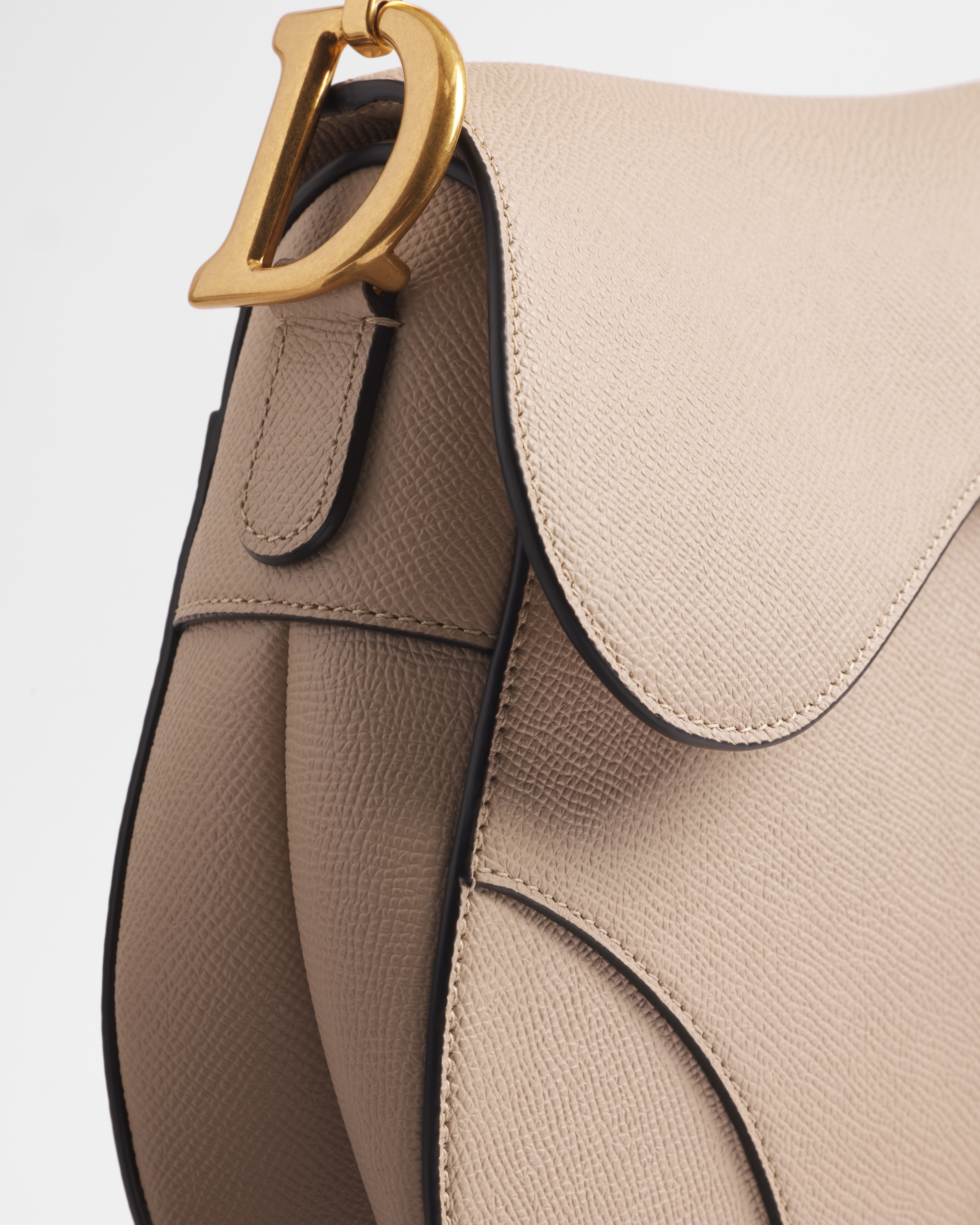 Saddle-tas met schouderband Poederbeige generfd kalfsleer E10