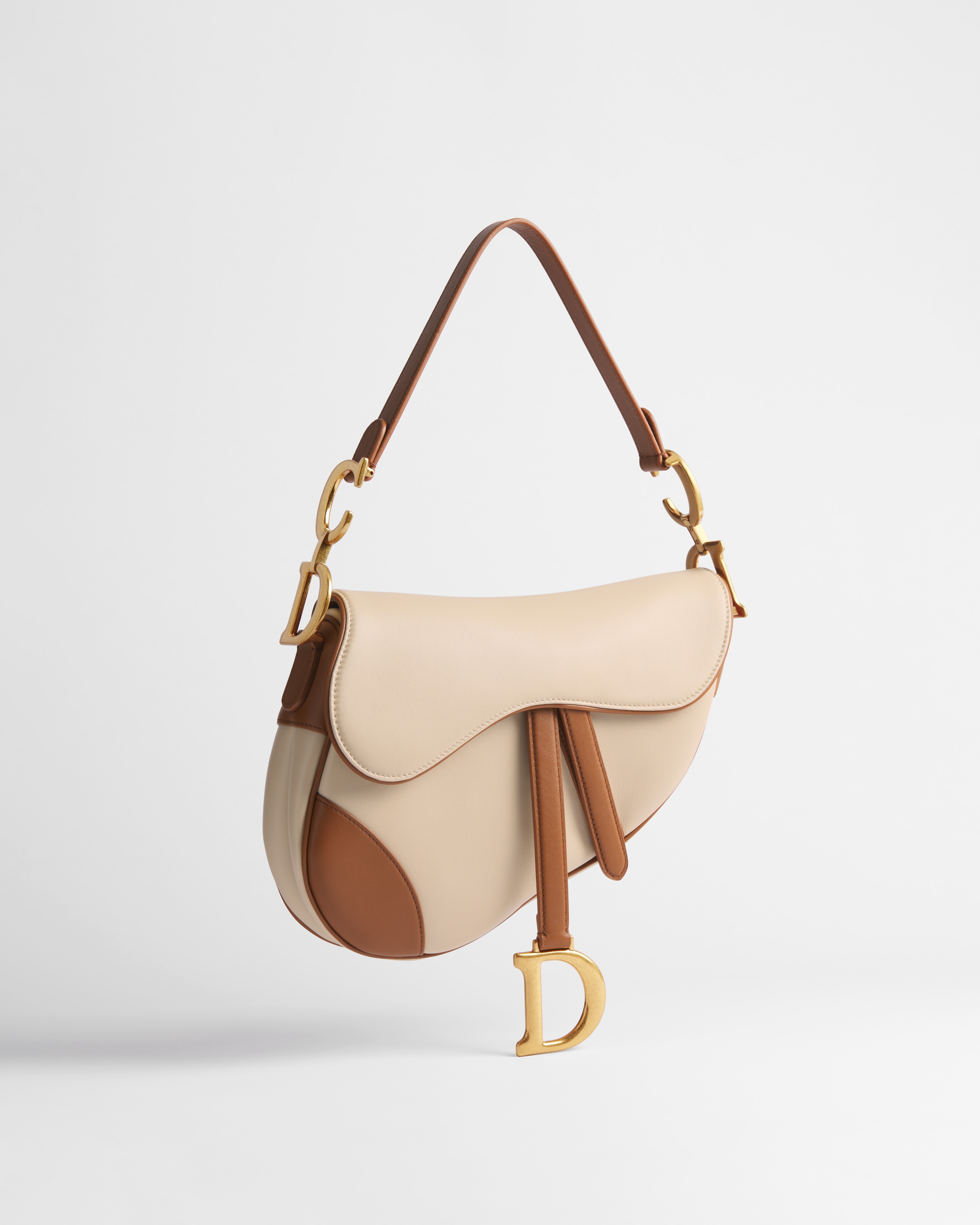 Saddle Bag mit Trageriemen Zweifarbiges genarbtes Kalbsleder in Trench und Marron Bobby E01