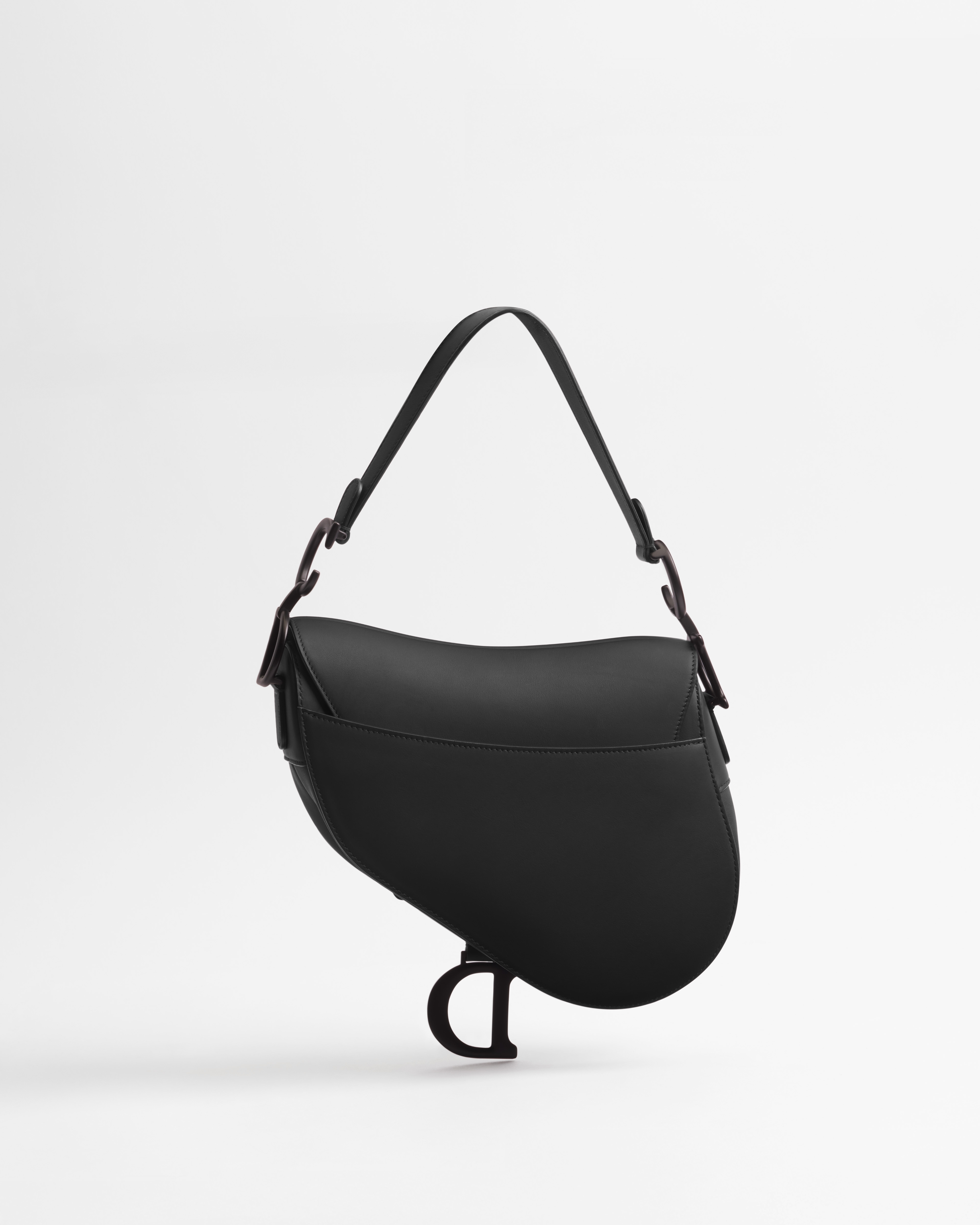 Saddle Bag mit Trageriemen Ultramattes Kalbsleder in Schwarz E08