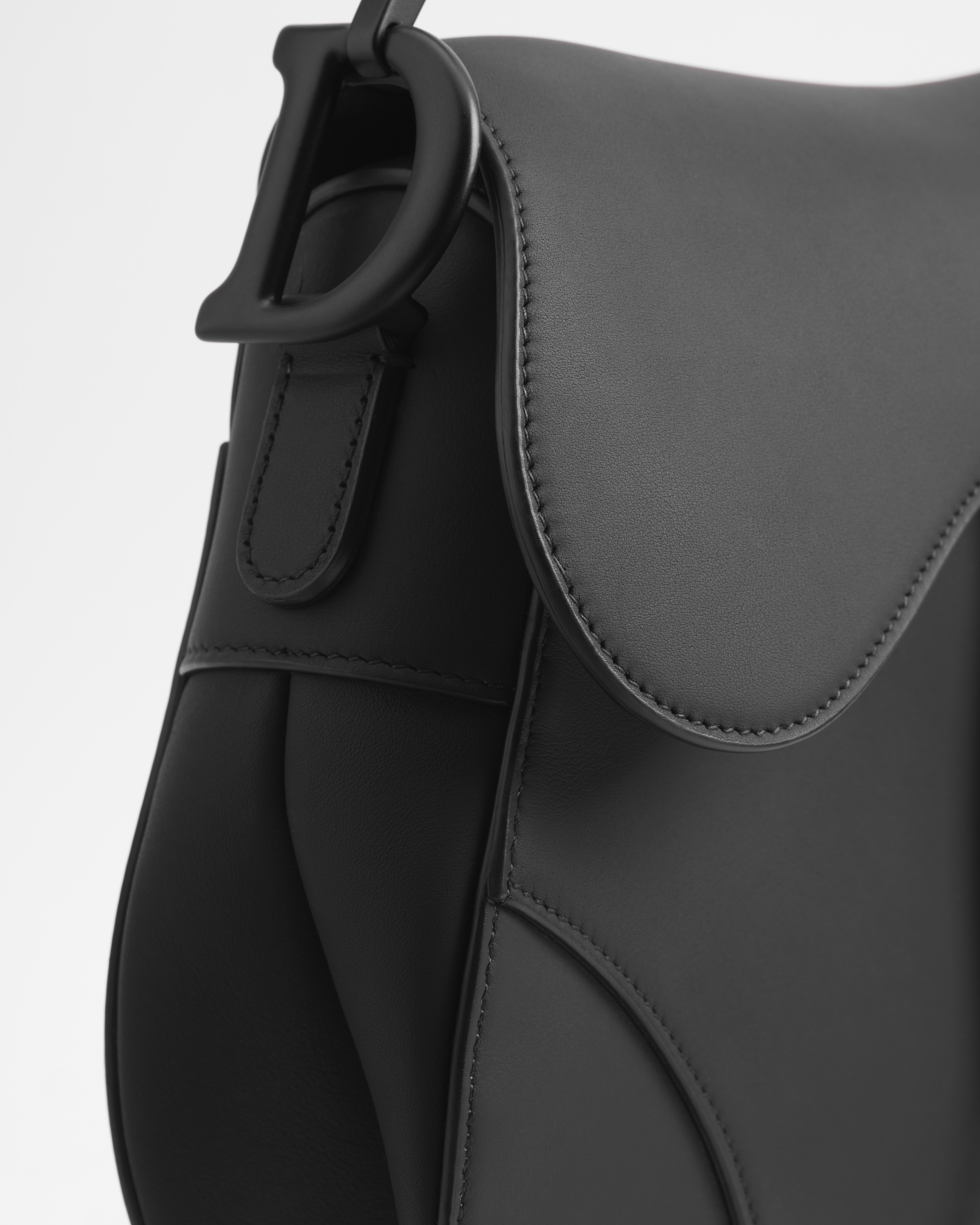 Saddle-tas met schouderband Zwart ultramat kalfsleer E10