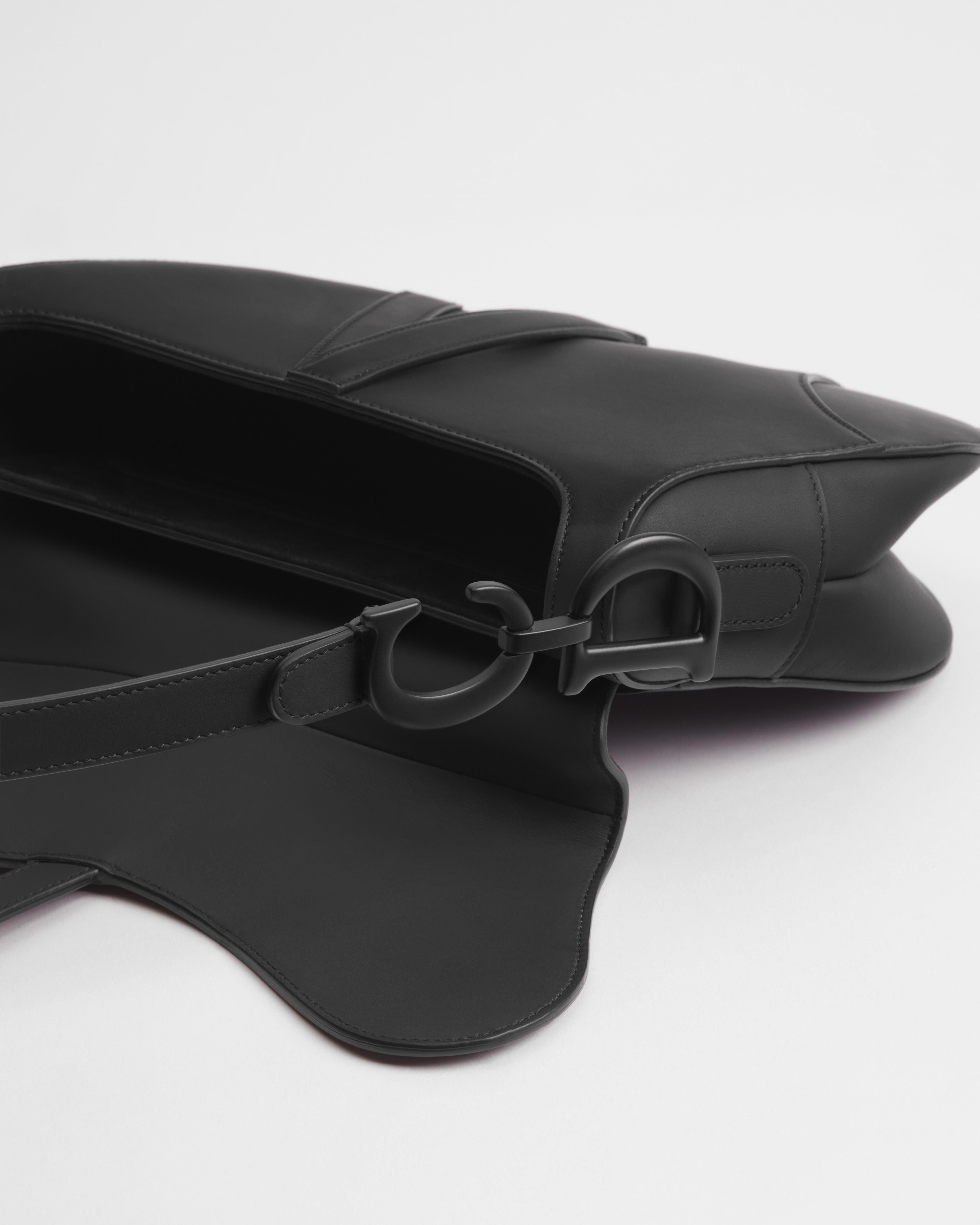 Saddle-tas met schouderband Zwart ultramat kalfsleer E12