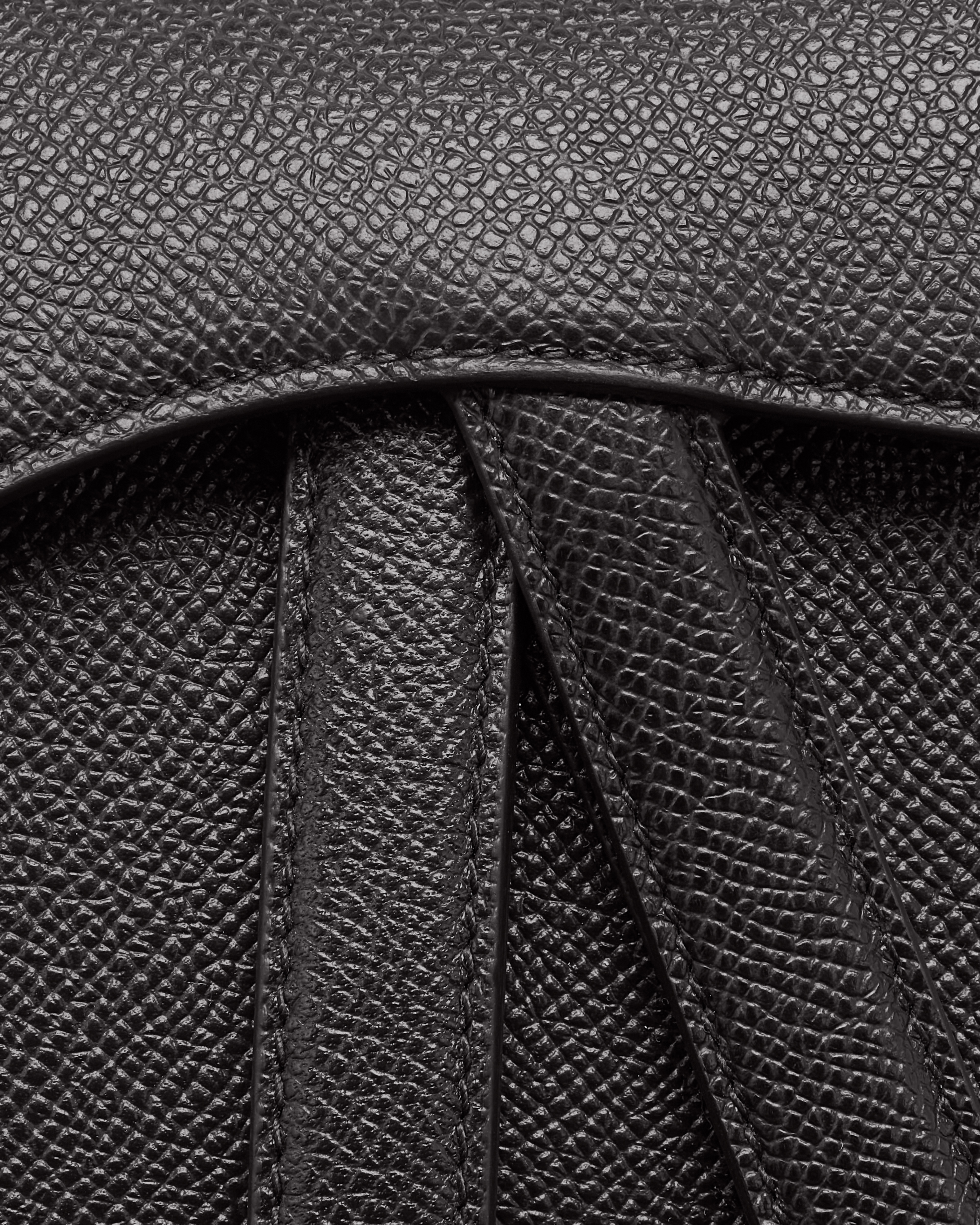 Mini Saddle Bag mit Trageriemen Genarbtes Kalbsleder in Schwarz E09