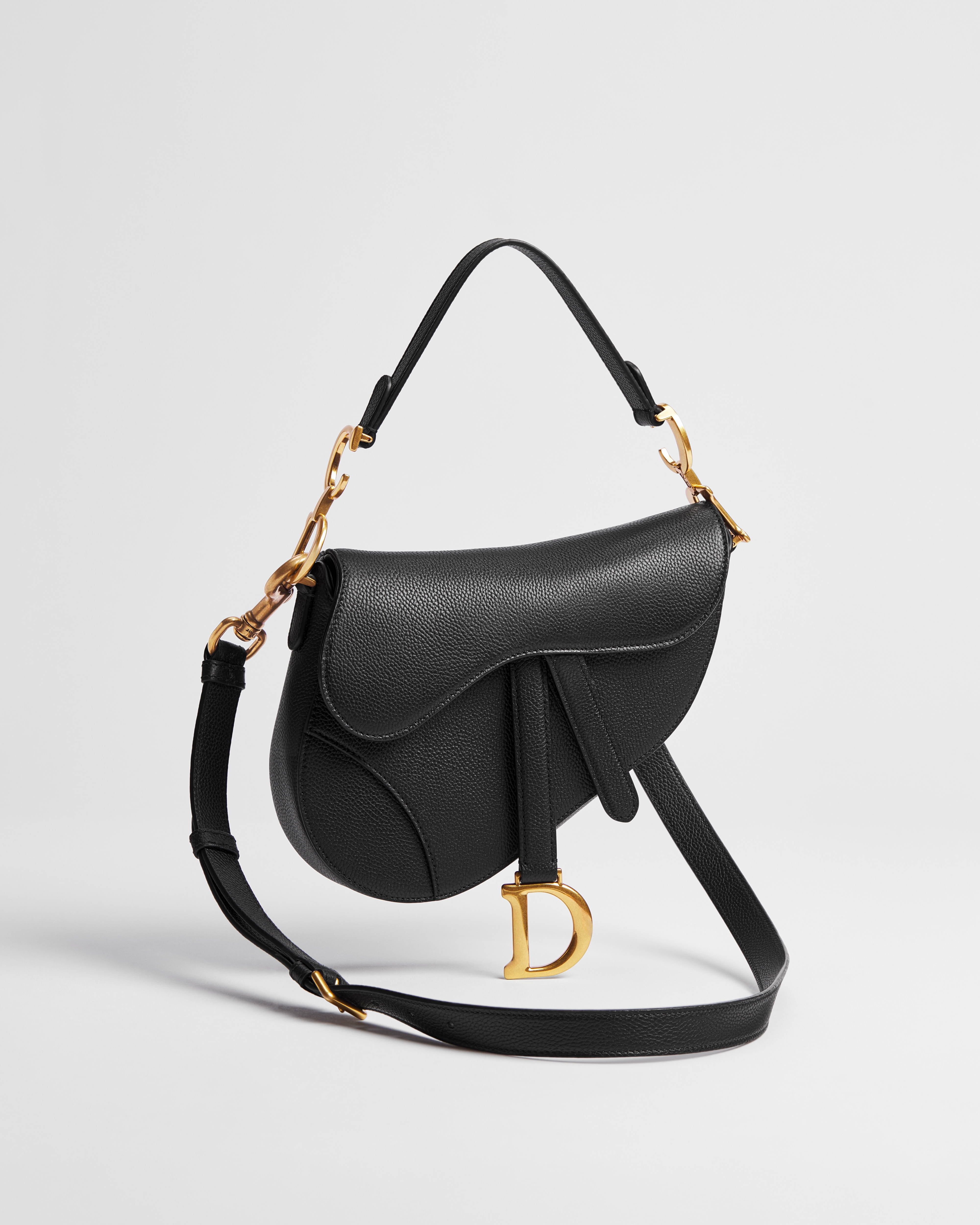 Kleine Saddle Bag mit Trageriemen Genarbtes Kalbsleder in Schwarz E03