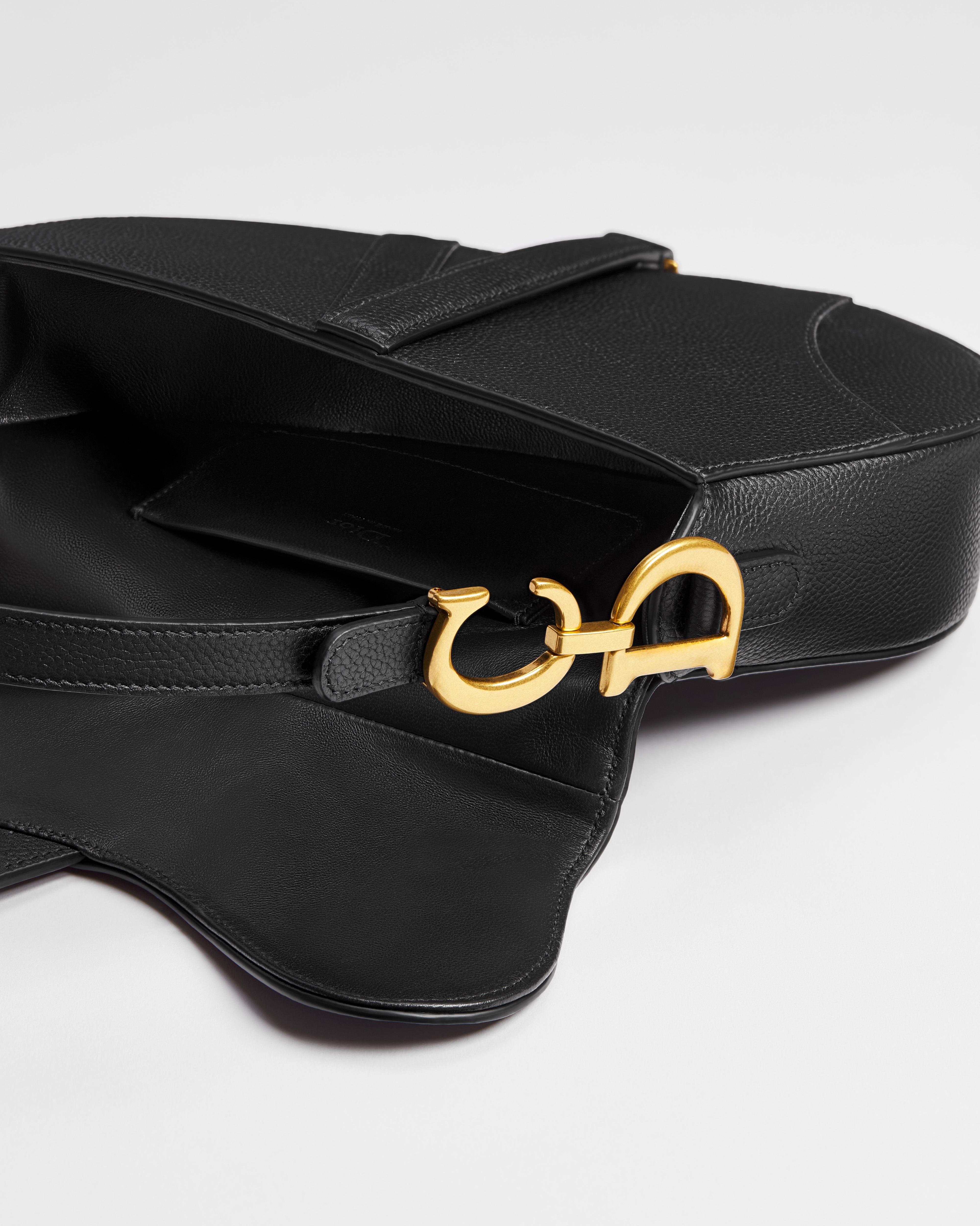 Kleine Saddle Bag mit Trageriemen Genarbtes Kalbsleder in Schwarz E06