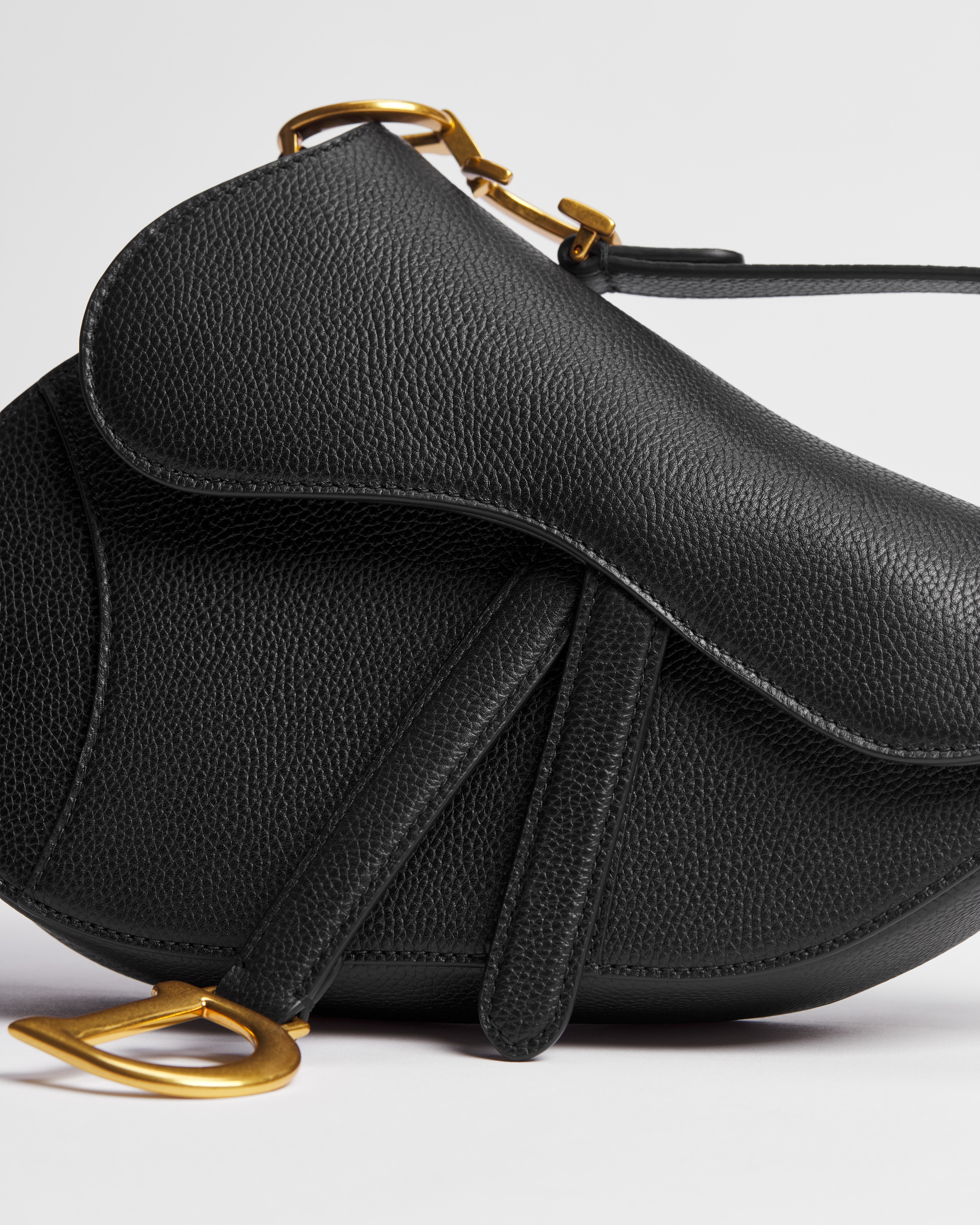 Kleine Saddle Bag mit Trageriemen Genarbtes Kalbsleder in Schwarz E09