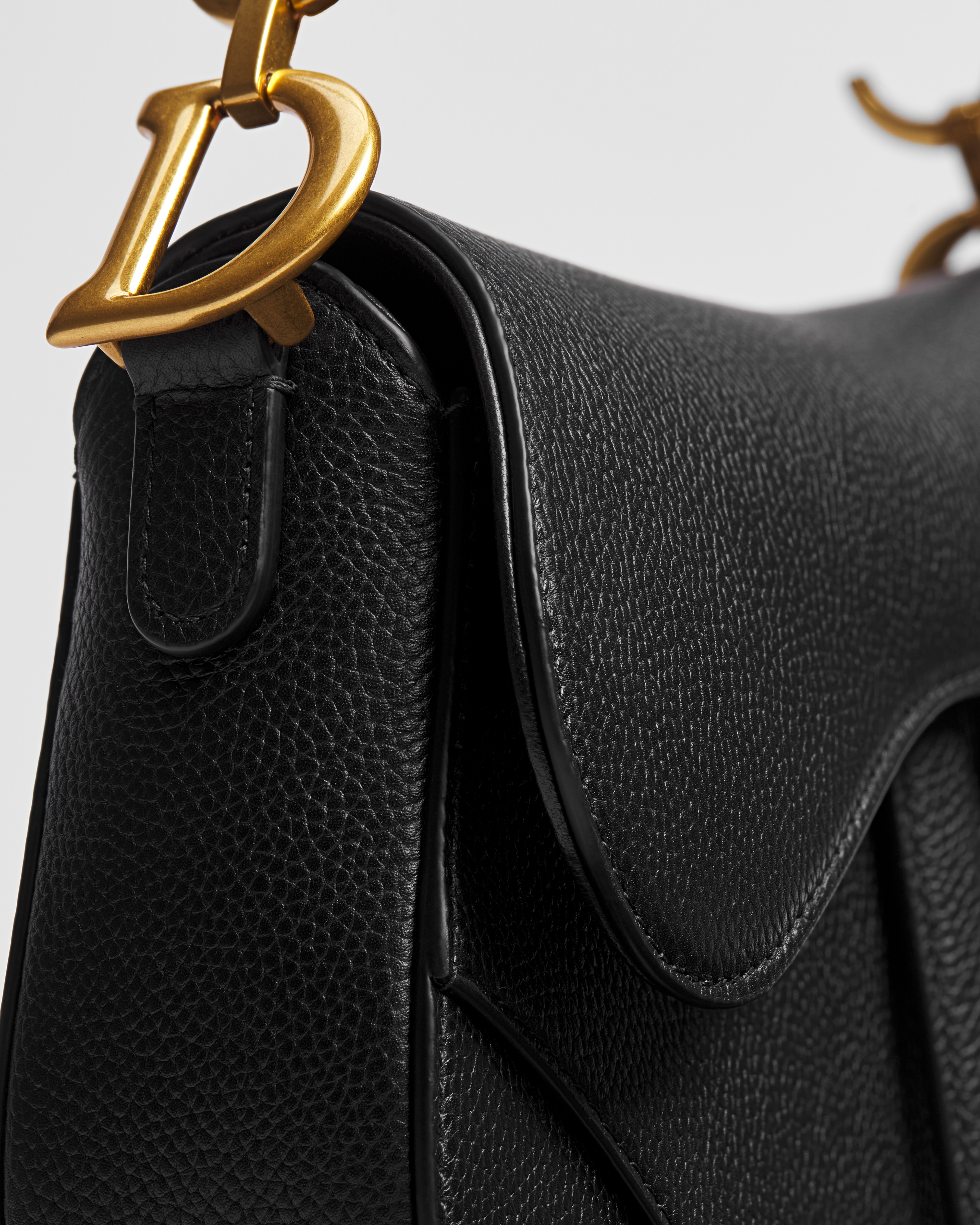 Kleine Saddle Bag mit Trageriemen Genarbtes Kalbsleder in Schwarz E10