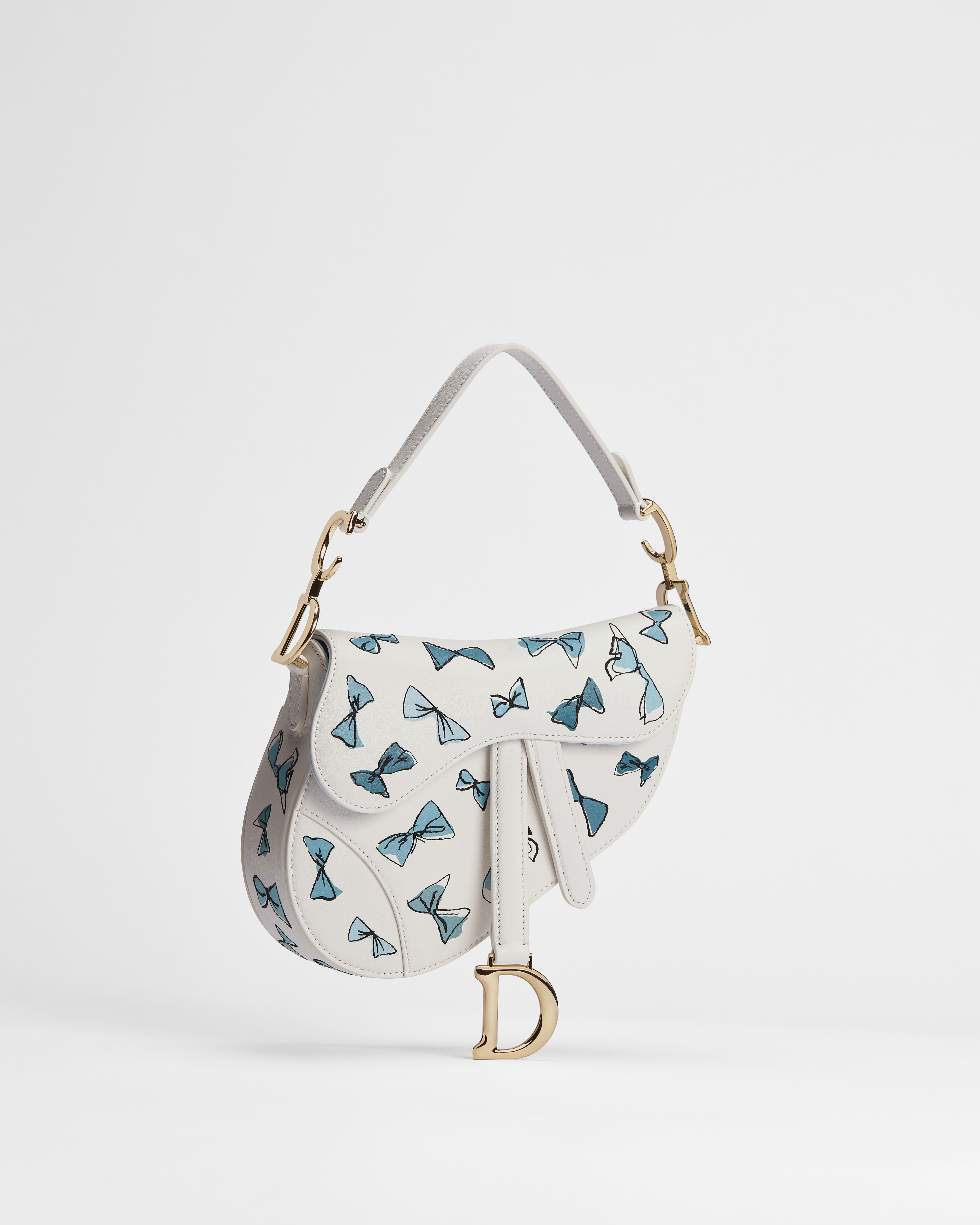 Kleine Dioriviera Saddle Bag mit Trageriemen Kalbsleder in Weiß mit Dior Bows Print in Blau und Stickerei E01