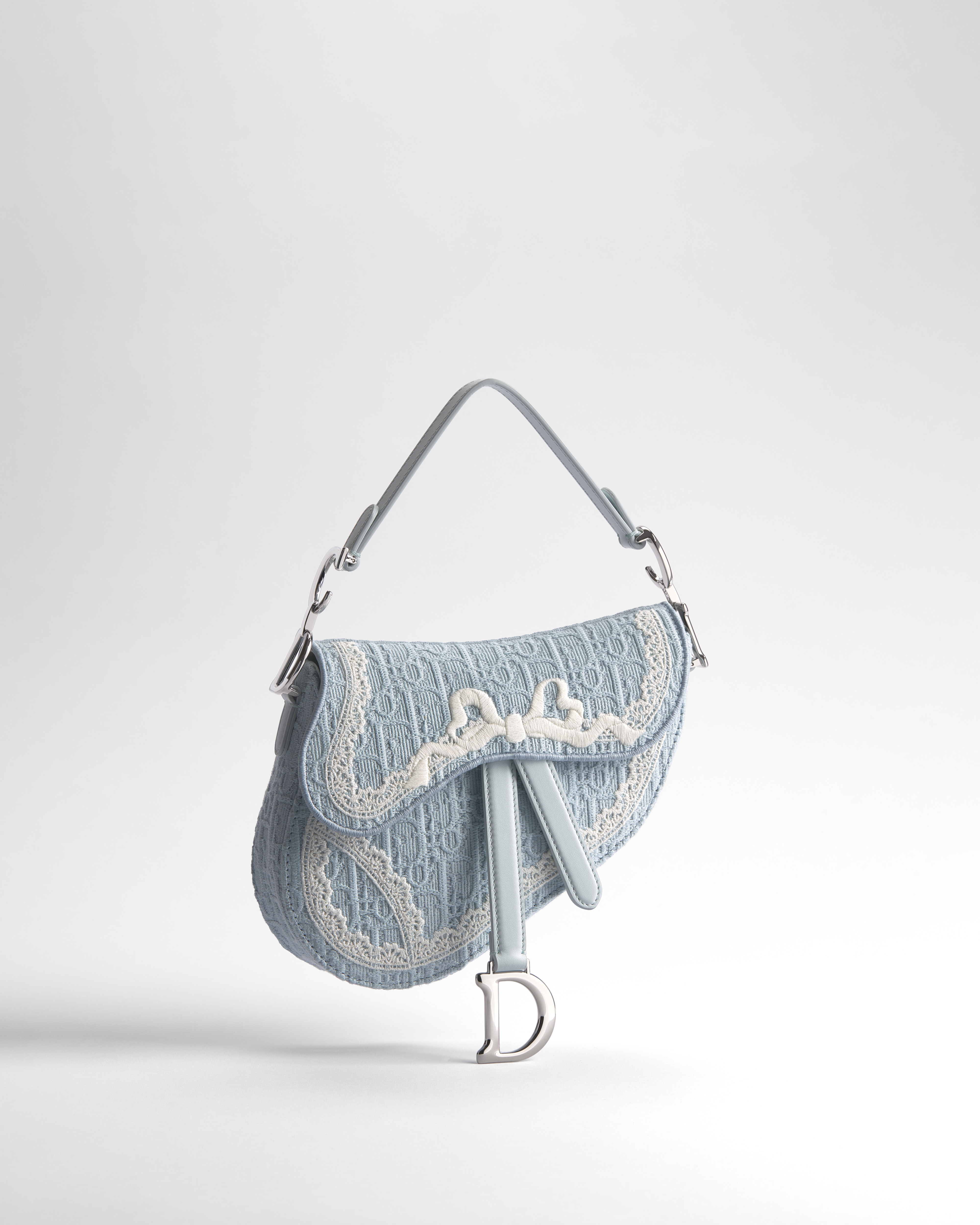 Kleine Saddle Bag mit Trageriemen Dior Oblique Stickerei in Céleste Blau und Spitze in Weiß E01
