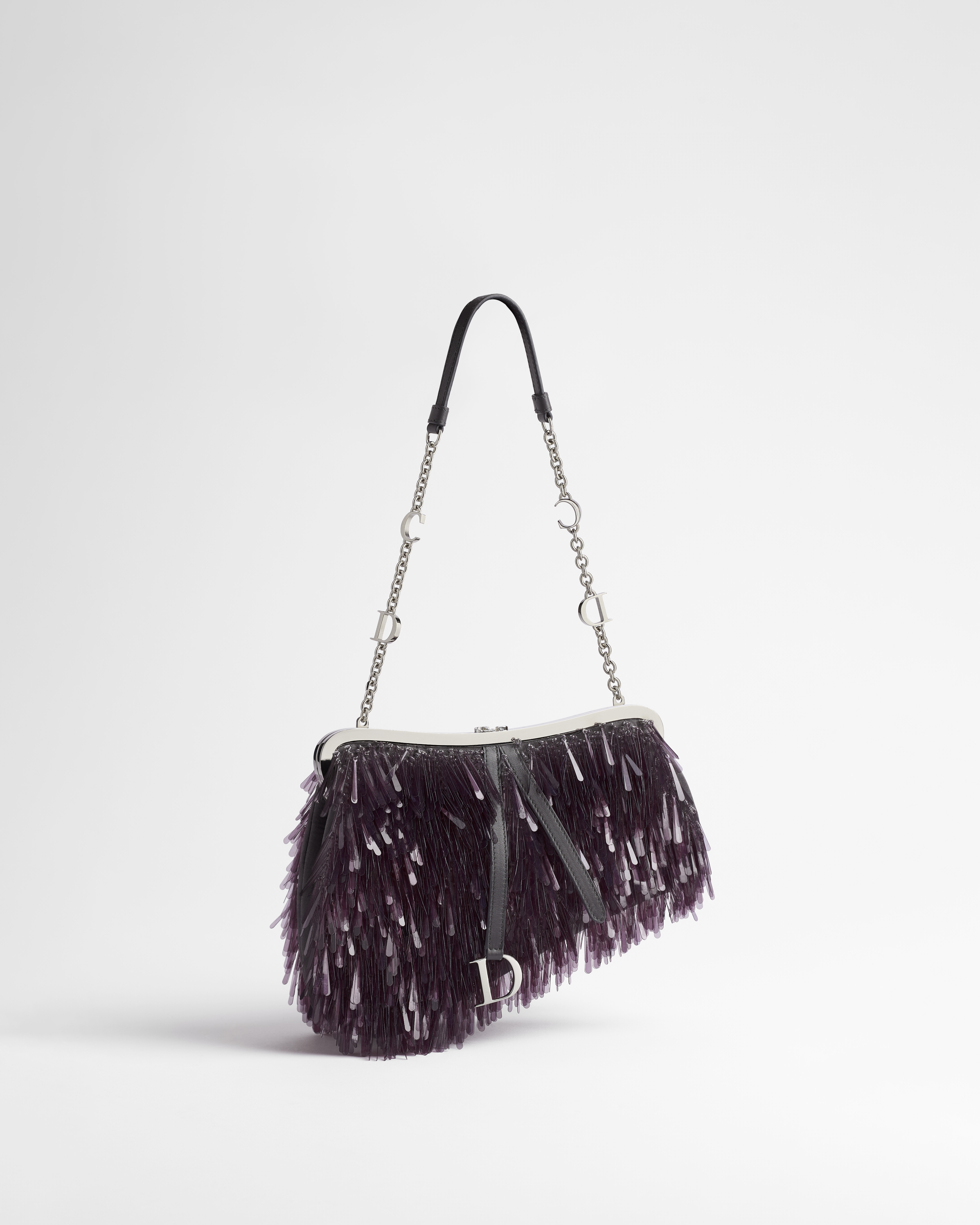 Kleine Saddle Night Tasche mit Kette Satin in sattem Grau mit Paillettenstickerei in Tropfenform E03