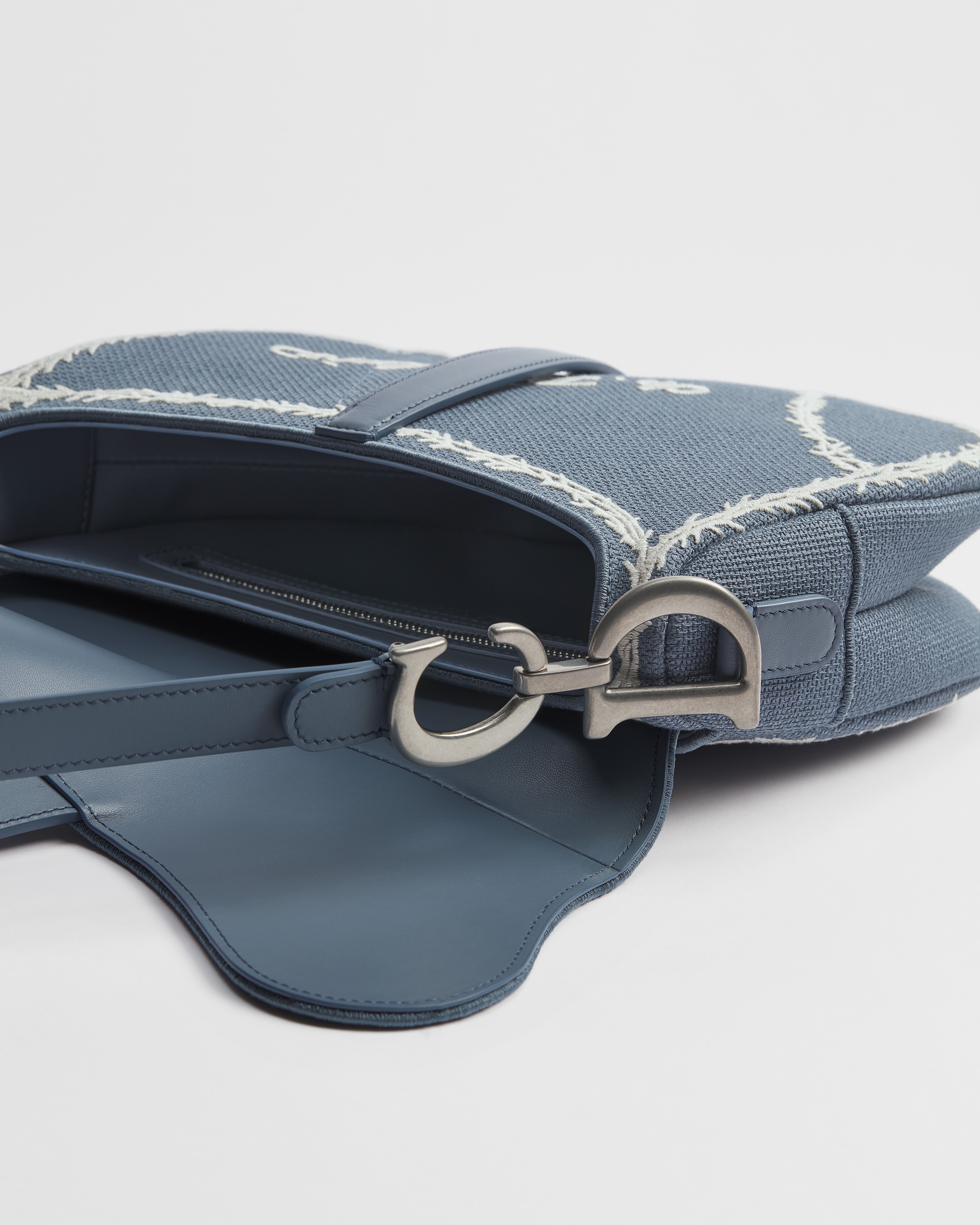 Saddle-tas met schouderband Blauw en wit Book Cover-borduursel E06