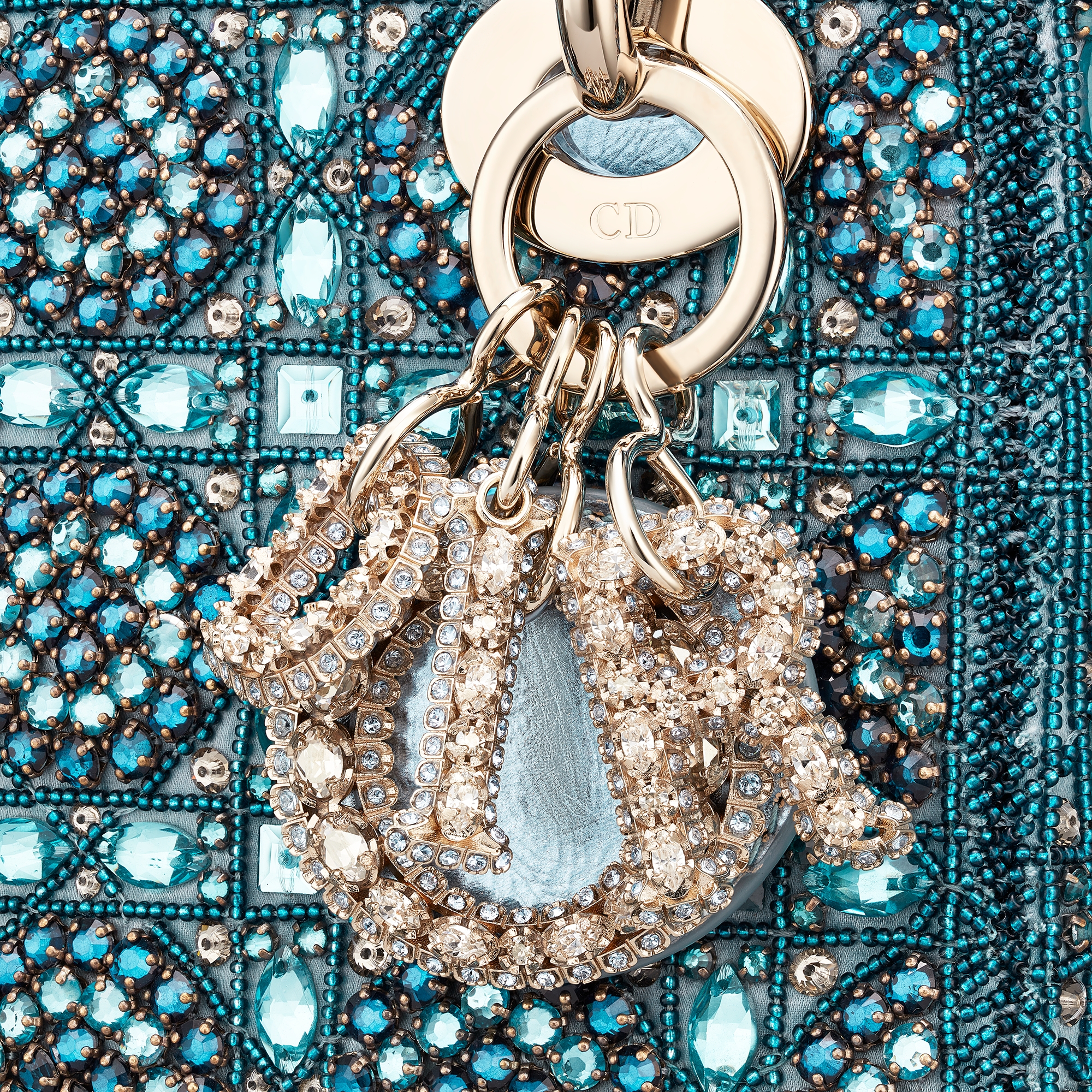 Sac Lady Dior Mini Cuir d'agneau métallisé et satin brodé de perles bleu céleste E09