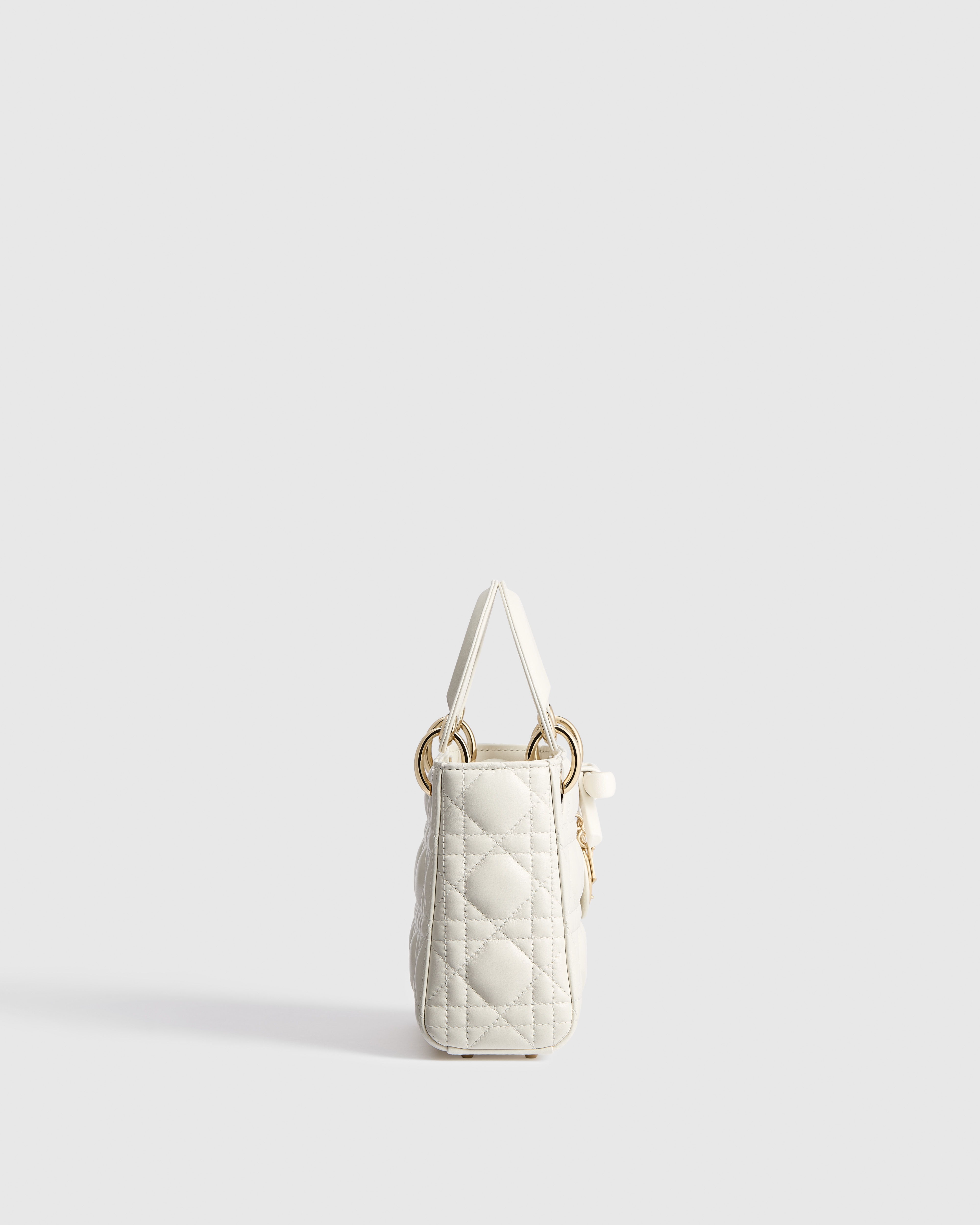 Lady Dior 附鏈帶迷你包 奶白色 Cannage 籐格紋羊皮 E02