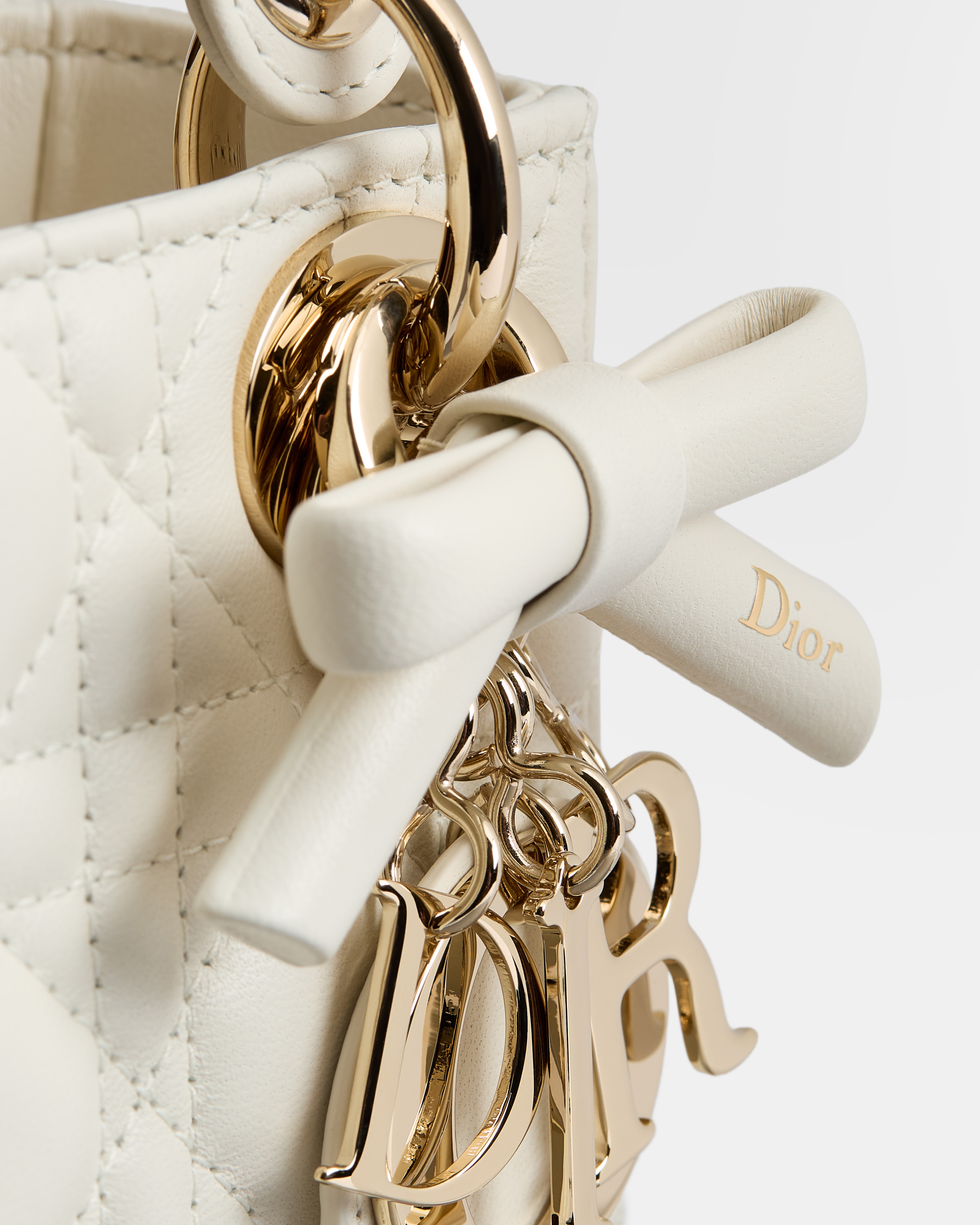 Lady Dior 附鏈帶迷你包 奶白色 Cannage 籐格紋羊皮 E09