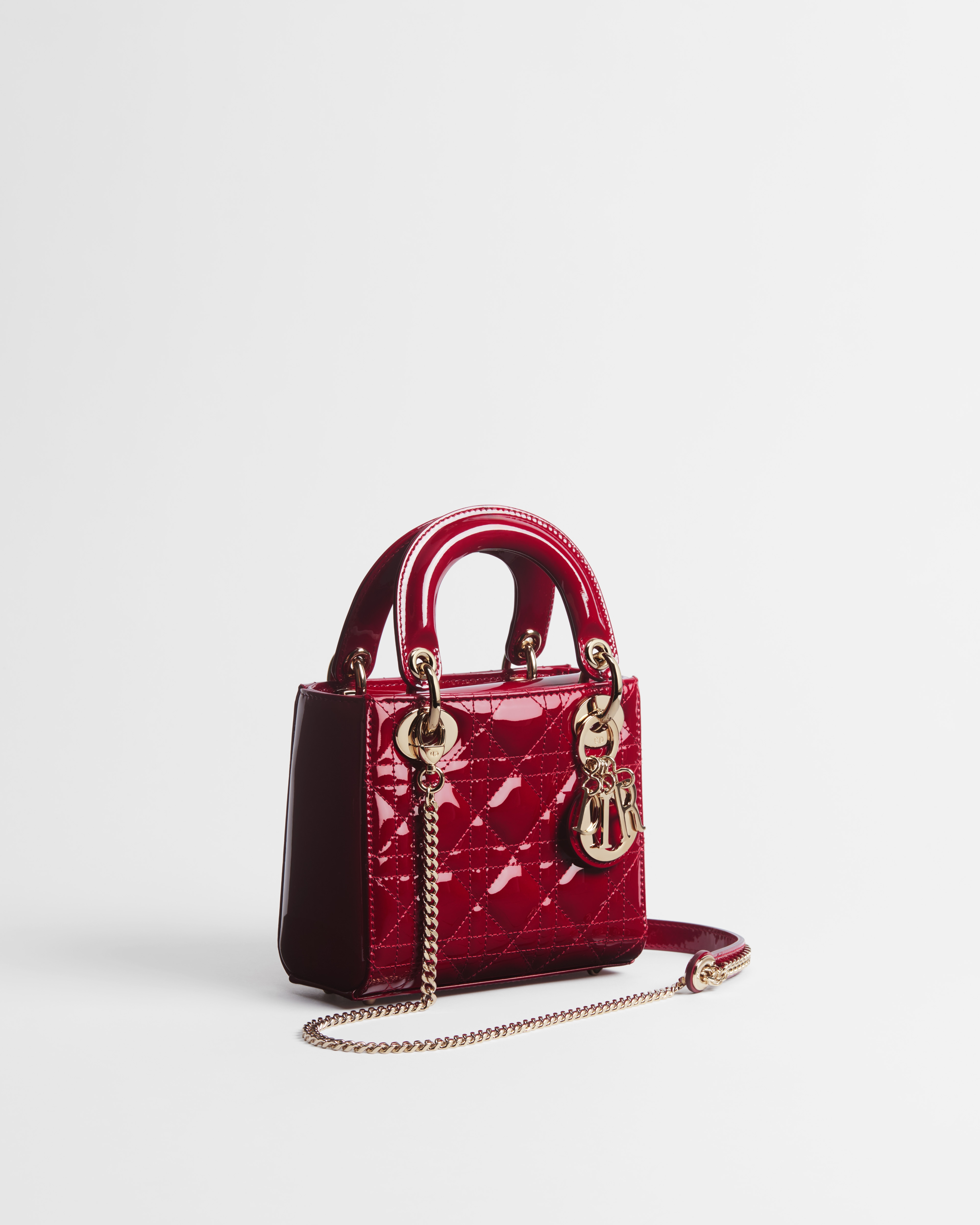 حقيبة Lady Dior بحجم ميني جلد العجل اللمّاع مع نمط كاناج باللون الأحمر الكرزي E03