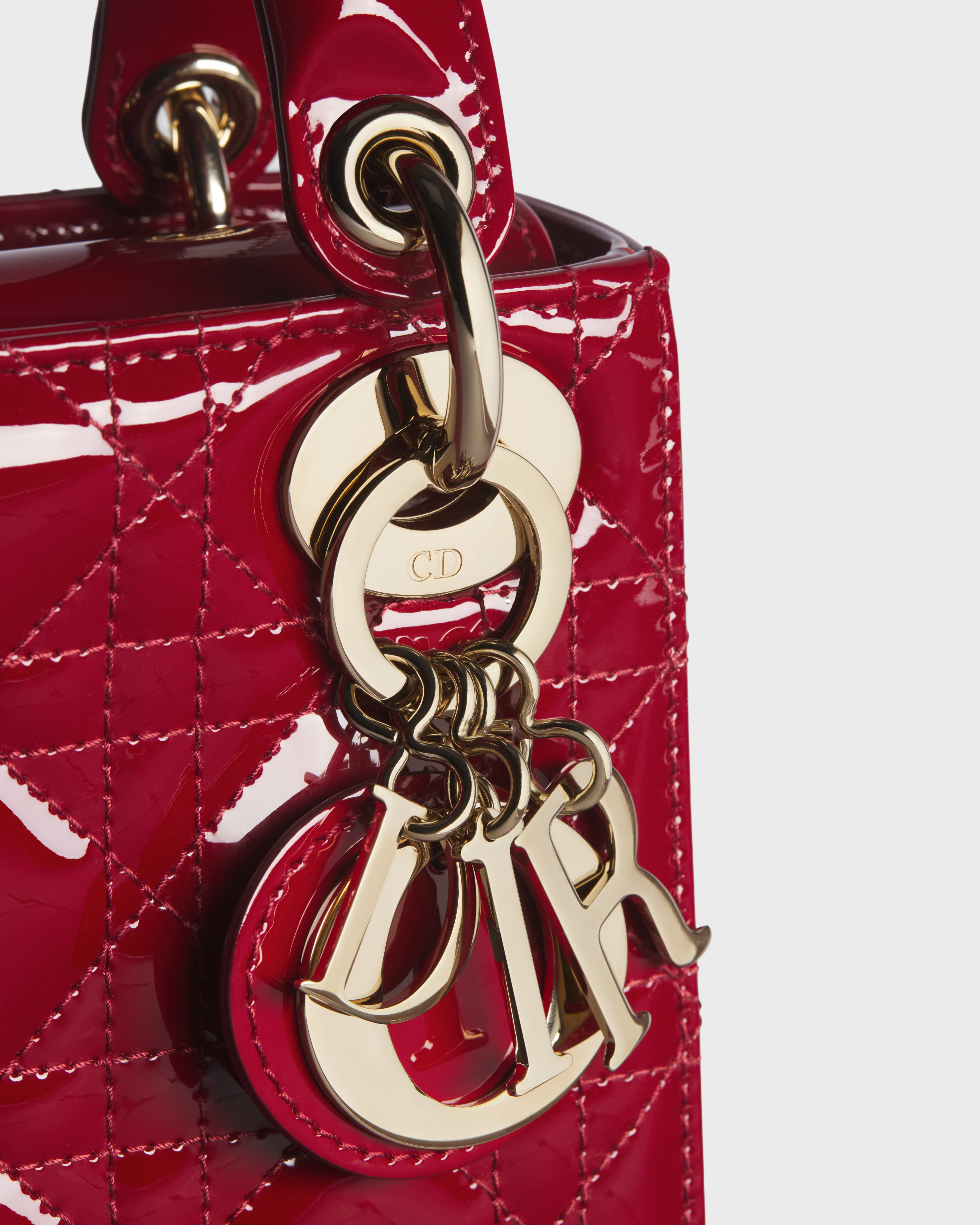 حقيبة Lady Dior بحجم ميني جلد العجل اللمّاع مع نمط كاناج باللون الأحمر الكرزي E09