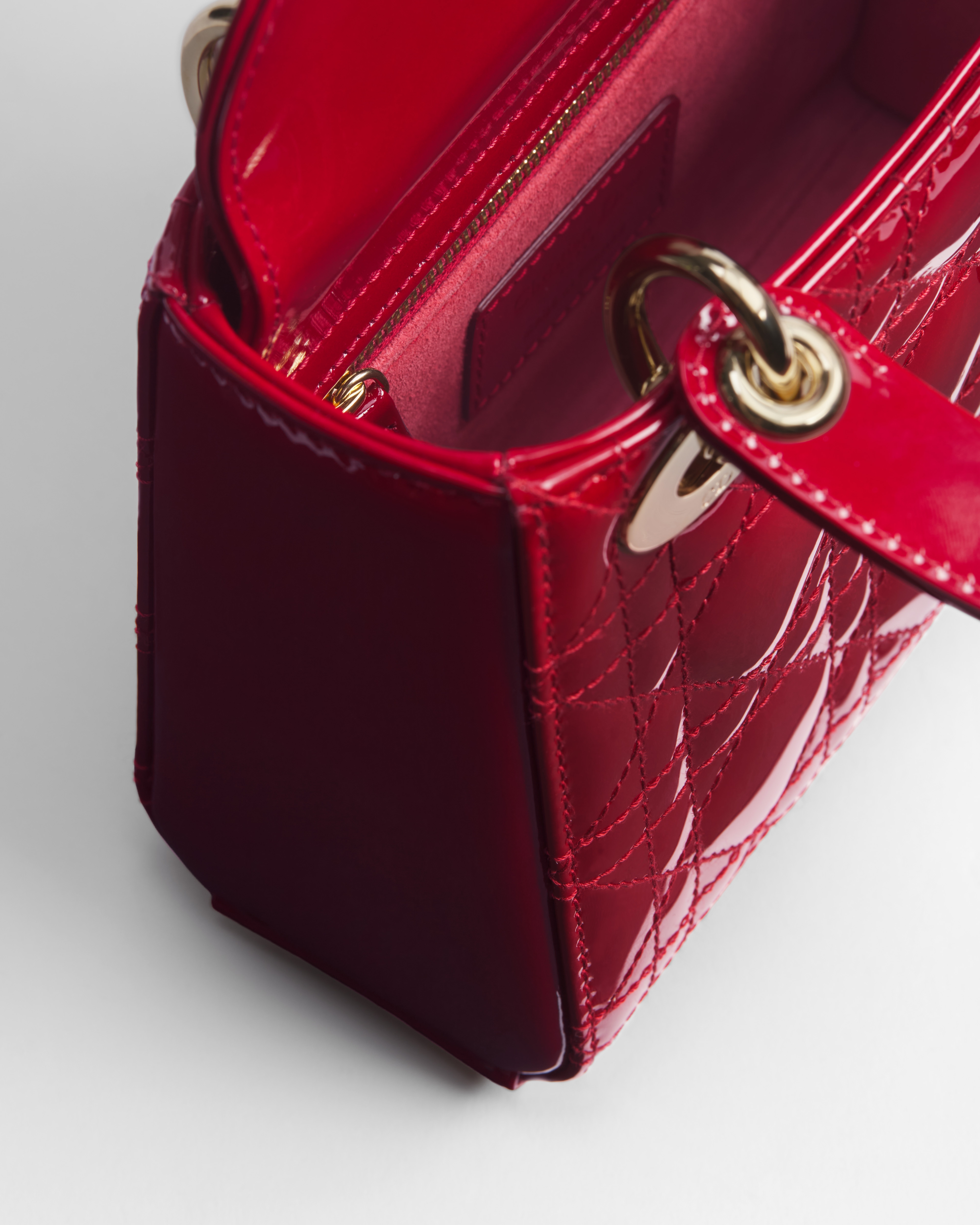 حقيبة Lady Dior بحجم ميني جلد العجل اللمّاع مع نمط كاناج باللون الأحمر الكرزي E10