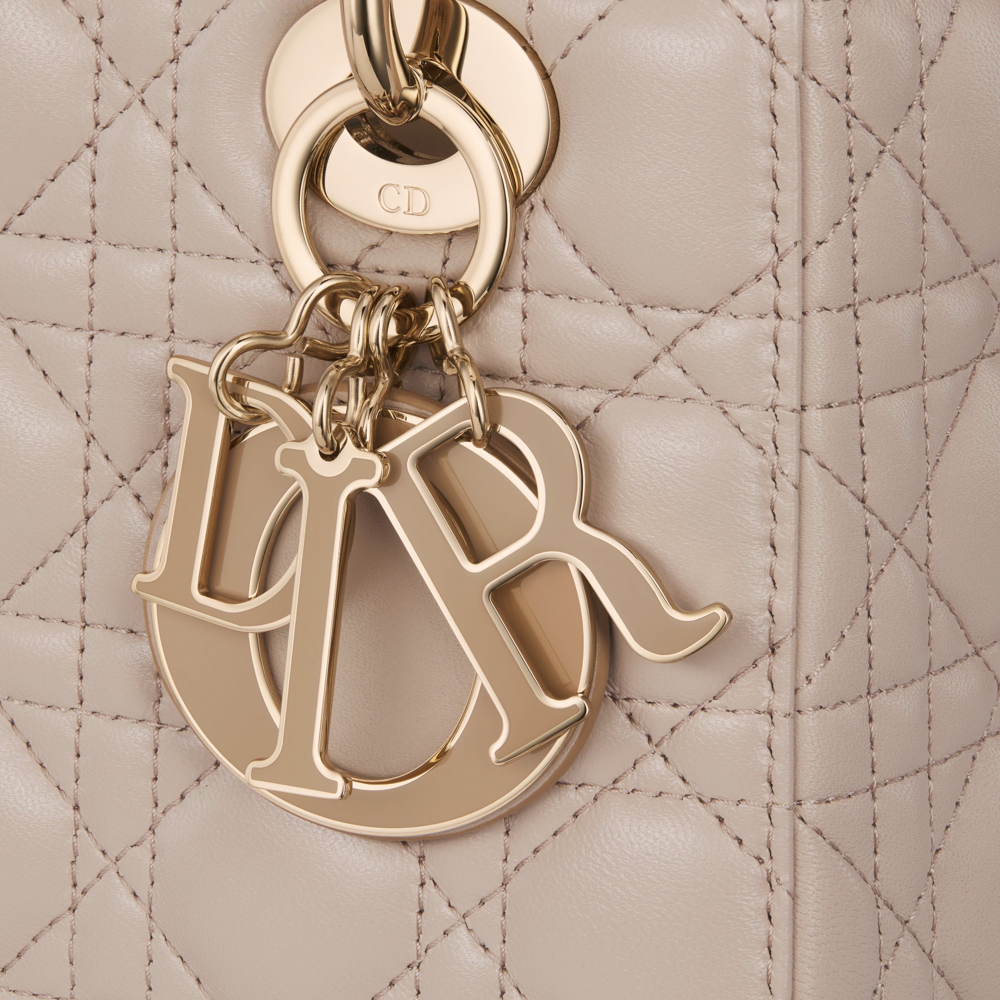 Bolso pequeno Lady Dior Piel de cordero Cannage en dos tonos beige gabardina y color galleta DIOR
