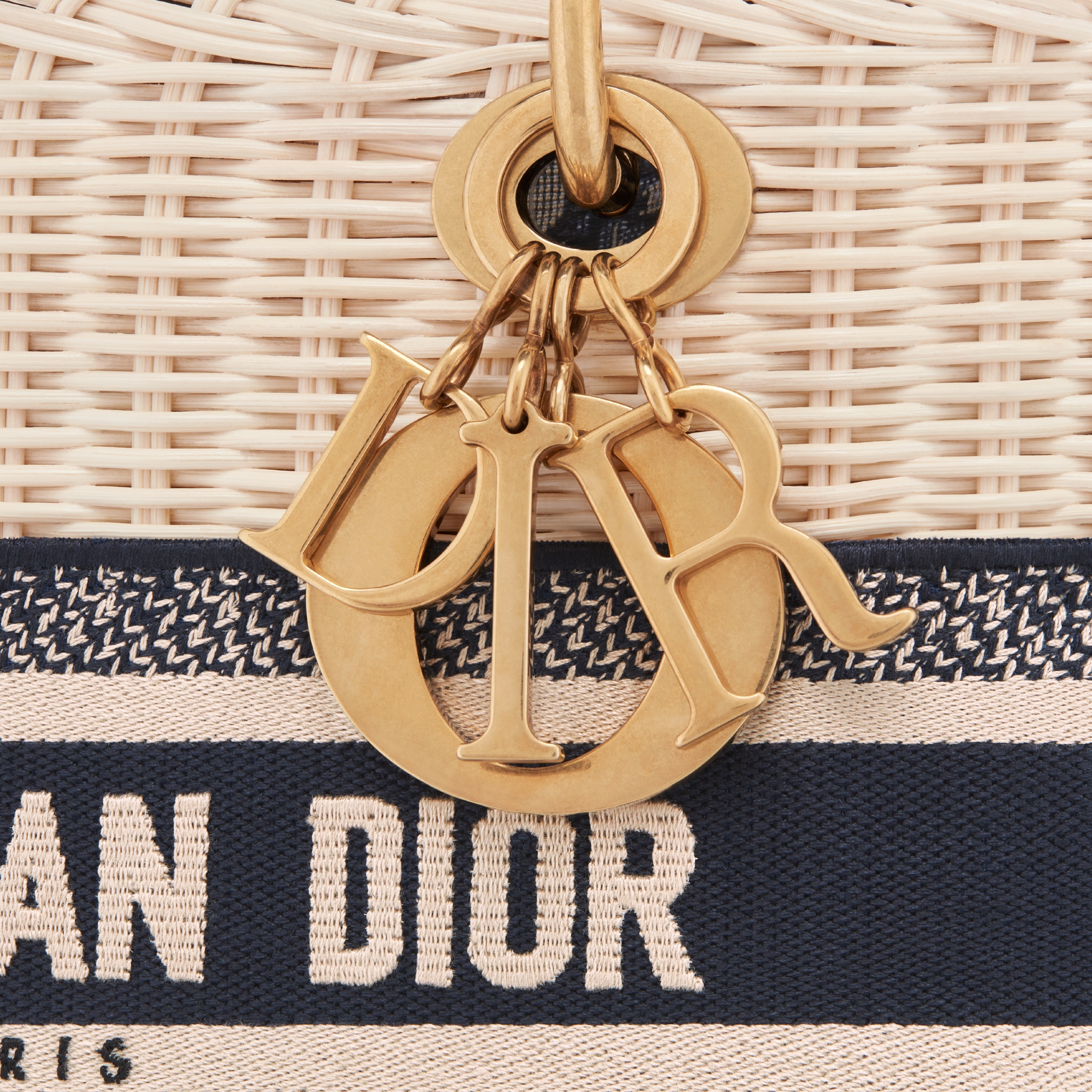 Mittelgroße Lady Dior Tasche Rattan in Naturfarbe und Dior Oblique Jacquard in Blau E09