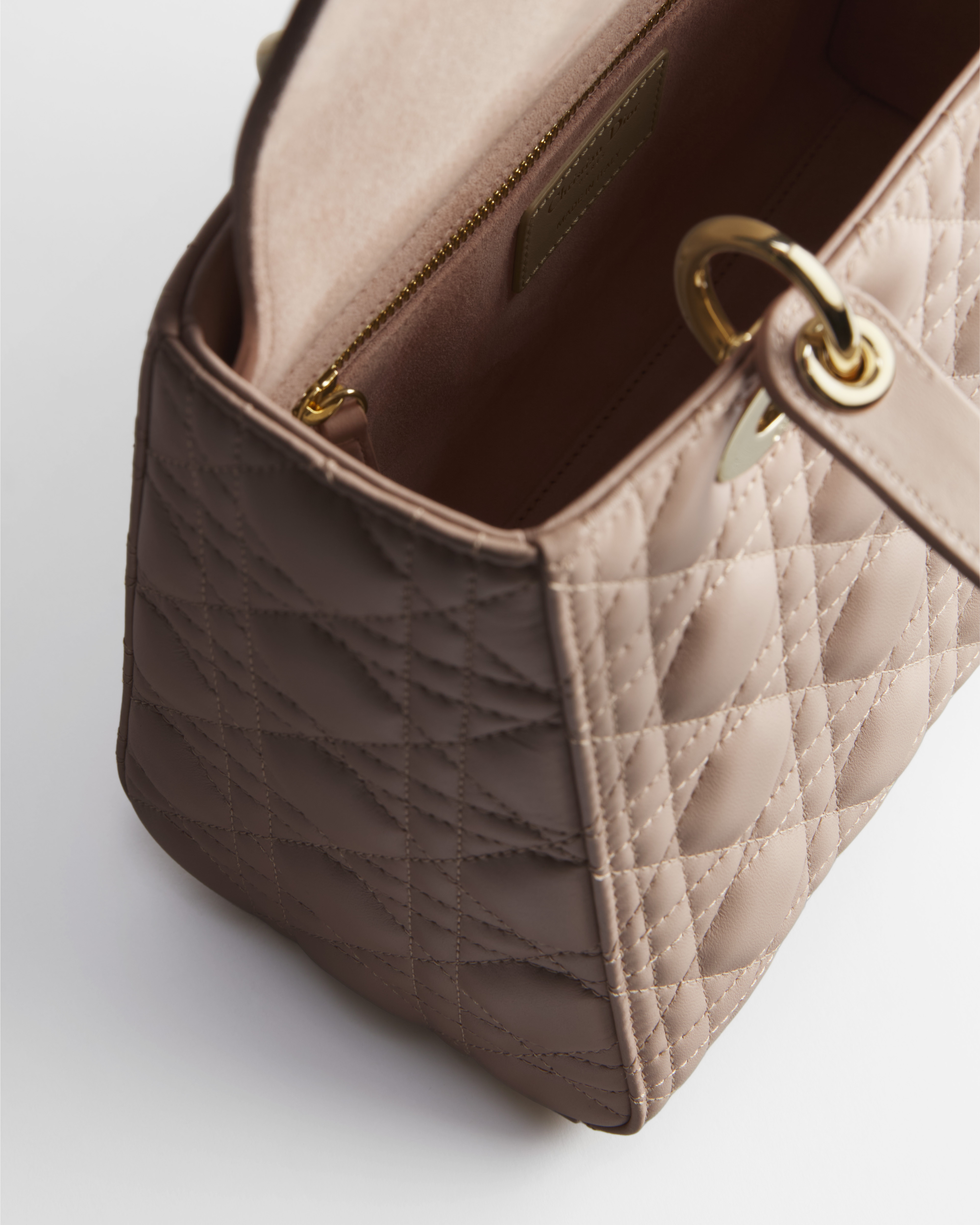 กระเป๋า Medium Lady Dior หนังแกะลาย Cannage สีพาวเดอร์เบจ E10