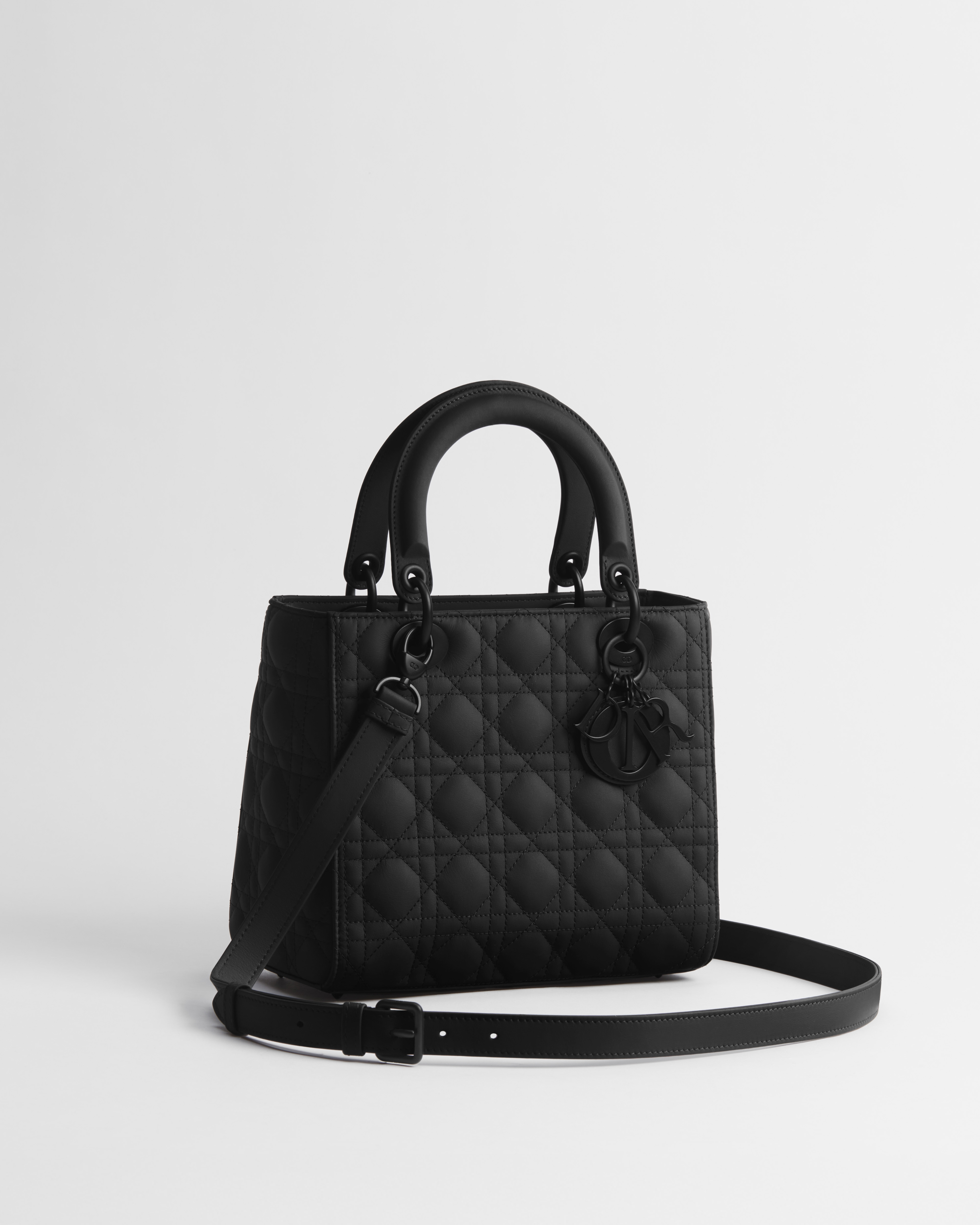 Mittelgroße Lady Dior Tasche Ultramattes Cannage Kalbsleder in Schwarz E03