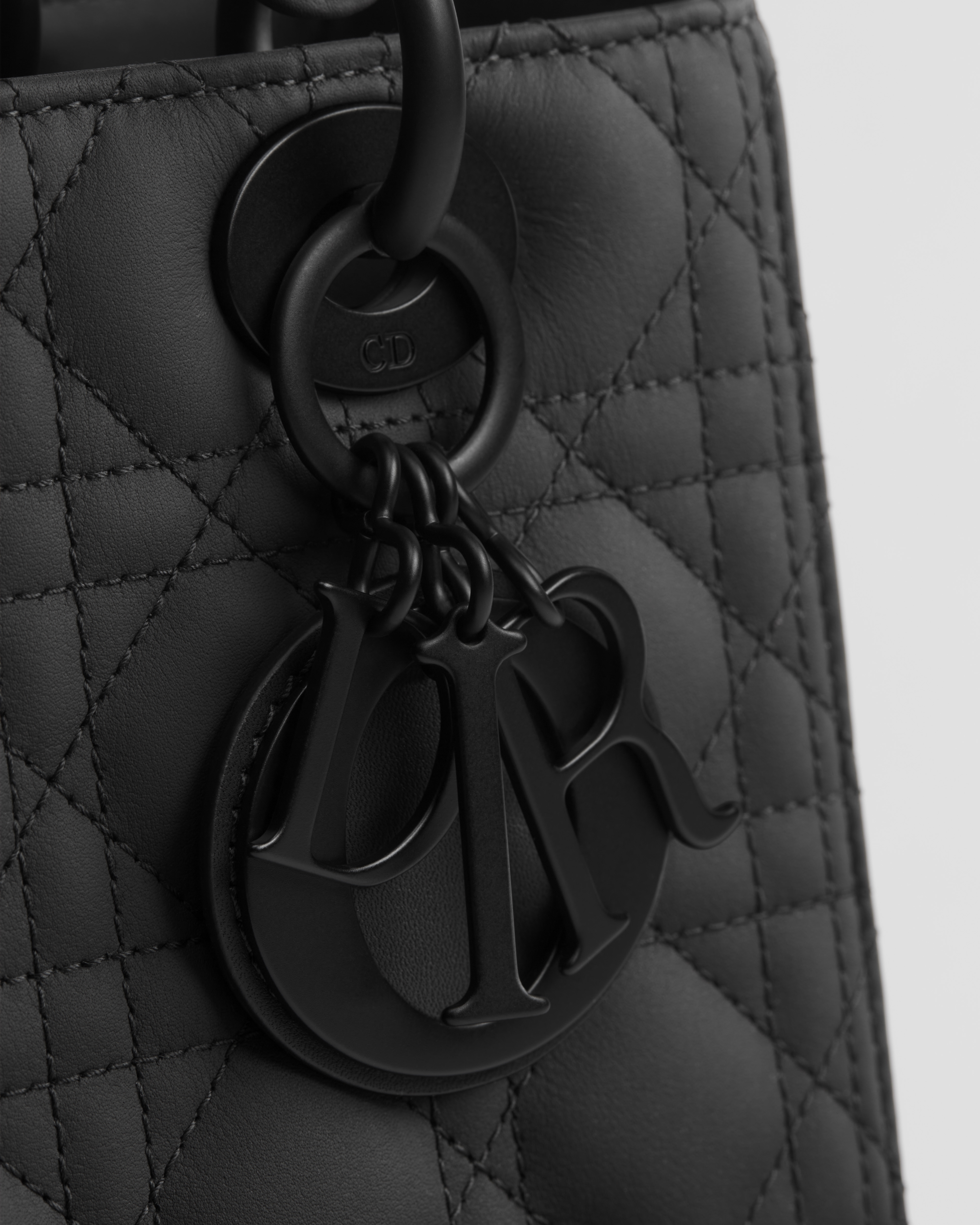 Mittelgroße Lady Dior Tasche Ultramattes Cannage Kalbsleder in Schwarz E09