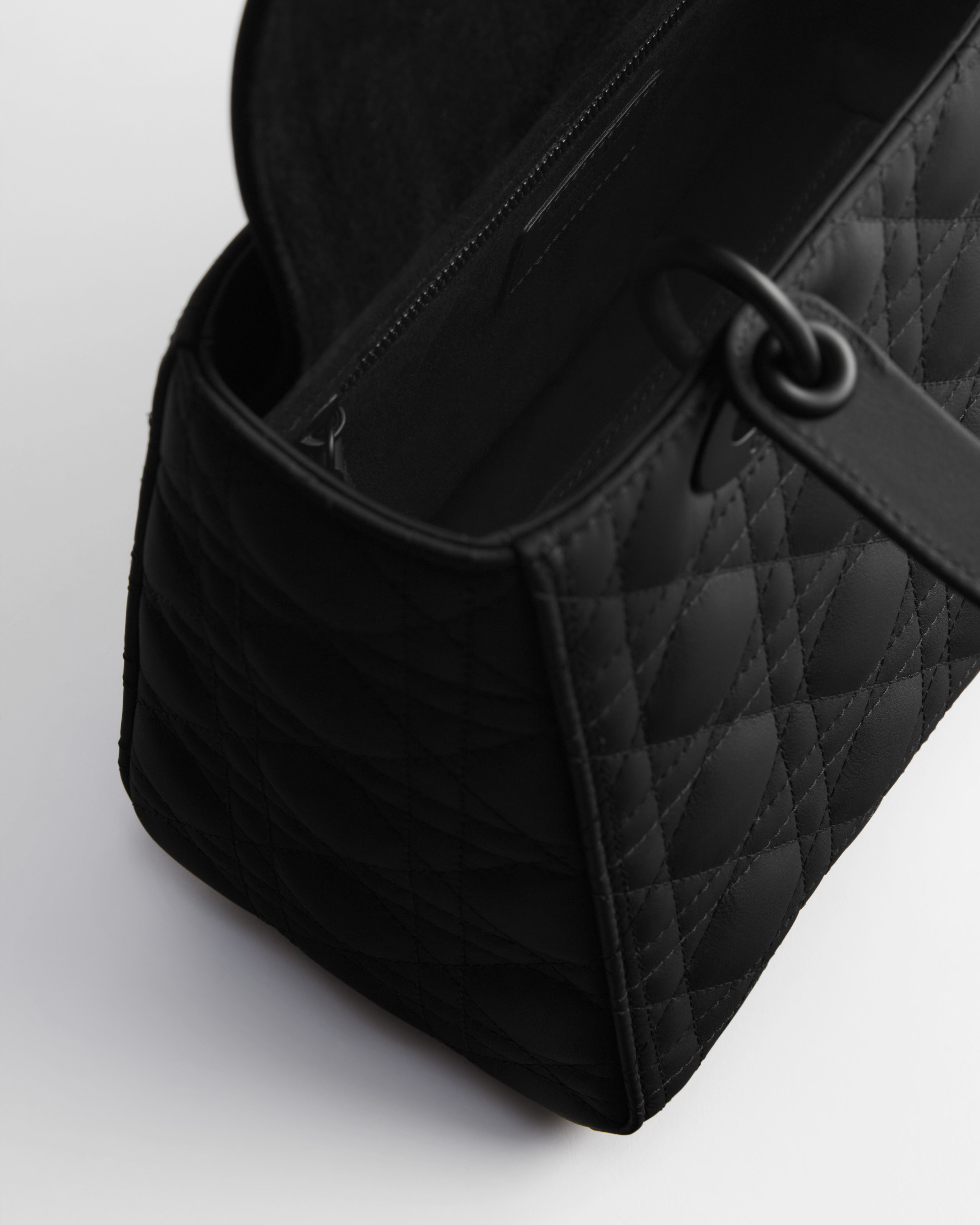 Mittelgroße Lady Dior Tasche Ultramattes Cannage Kalbsleder in Schwarz E10