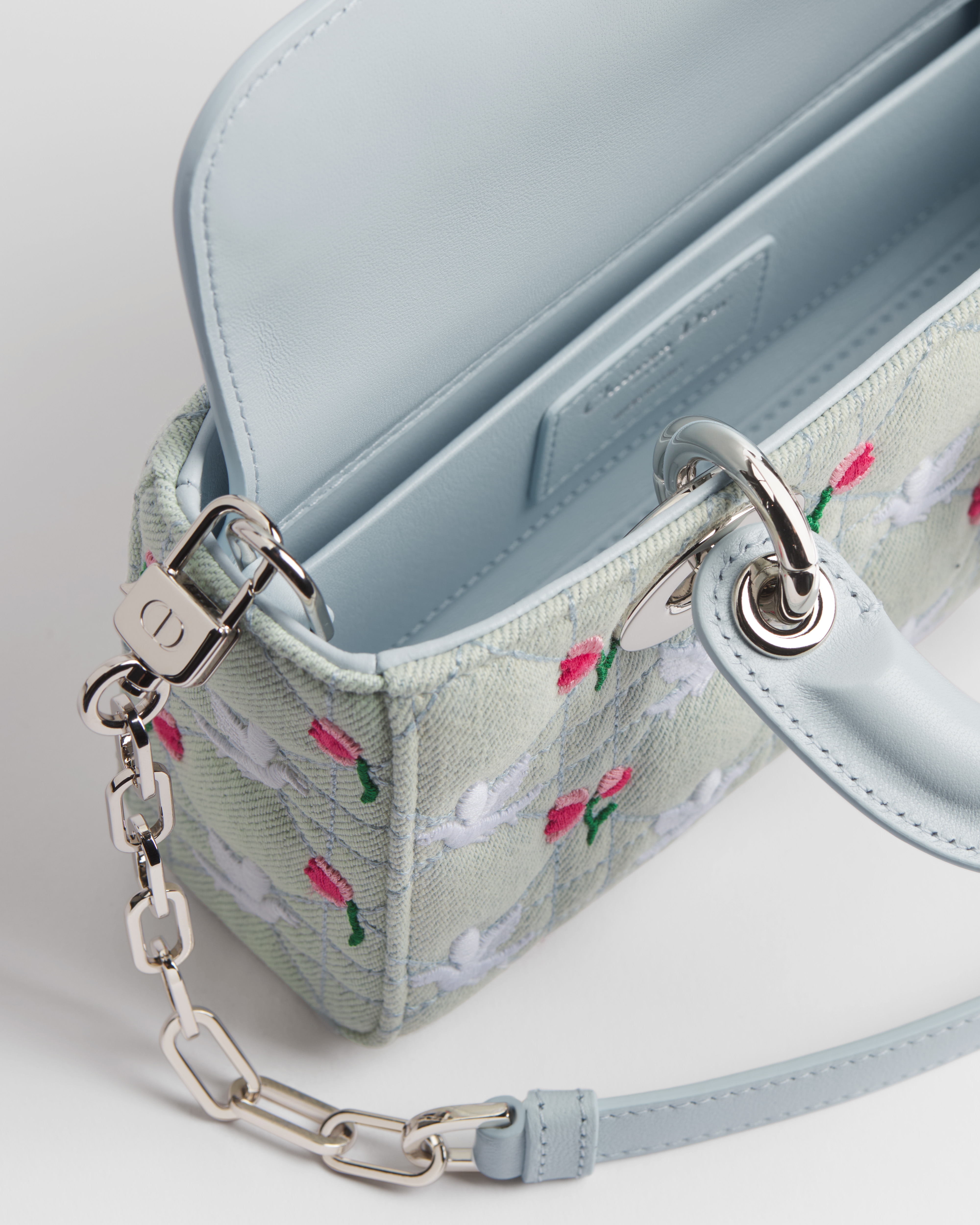 Mini Lady D-Joy-tas uit de Dioramour-lijn Blauw Cannage-denim geborduurd met het veelkleurige Doves & Roses-motief E06