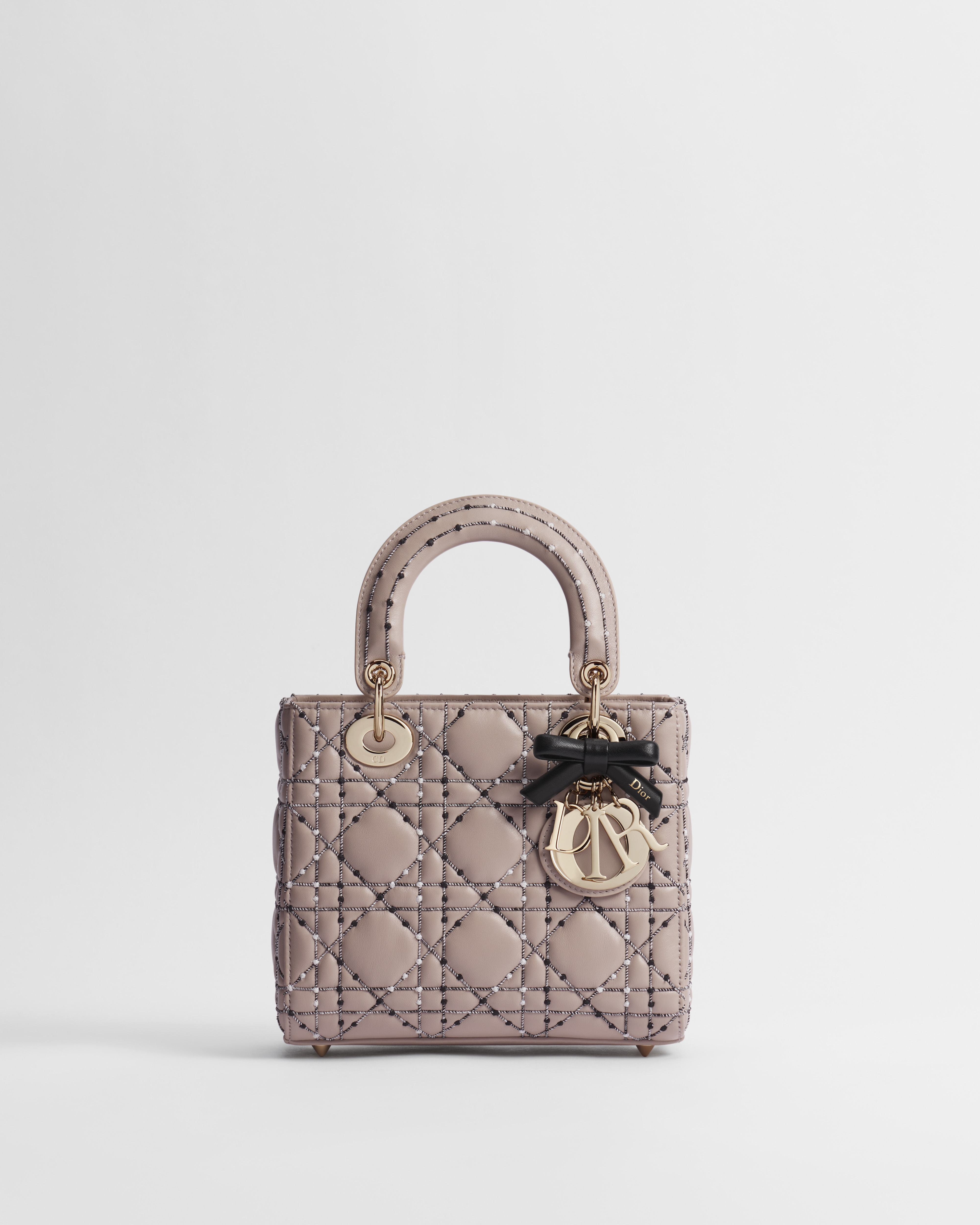 Kleine Dioriviera Lady Dior Tasche mit Trageriemen Cannage Lammleder in Beige mit zweifarbiger Fadenstickerei in Schwarz und Weiß E01