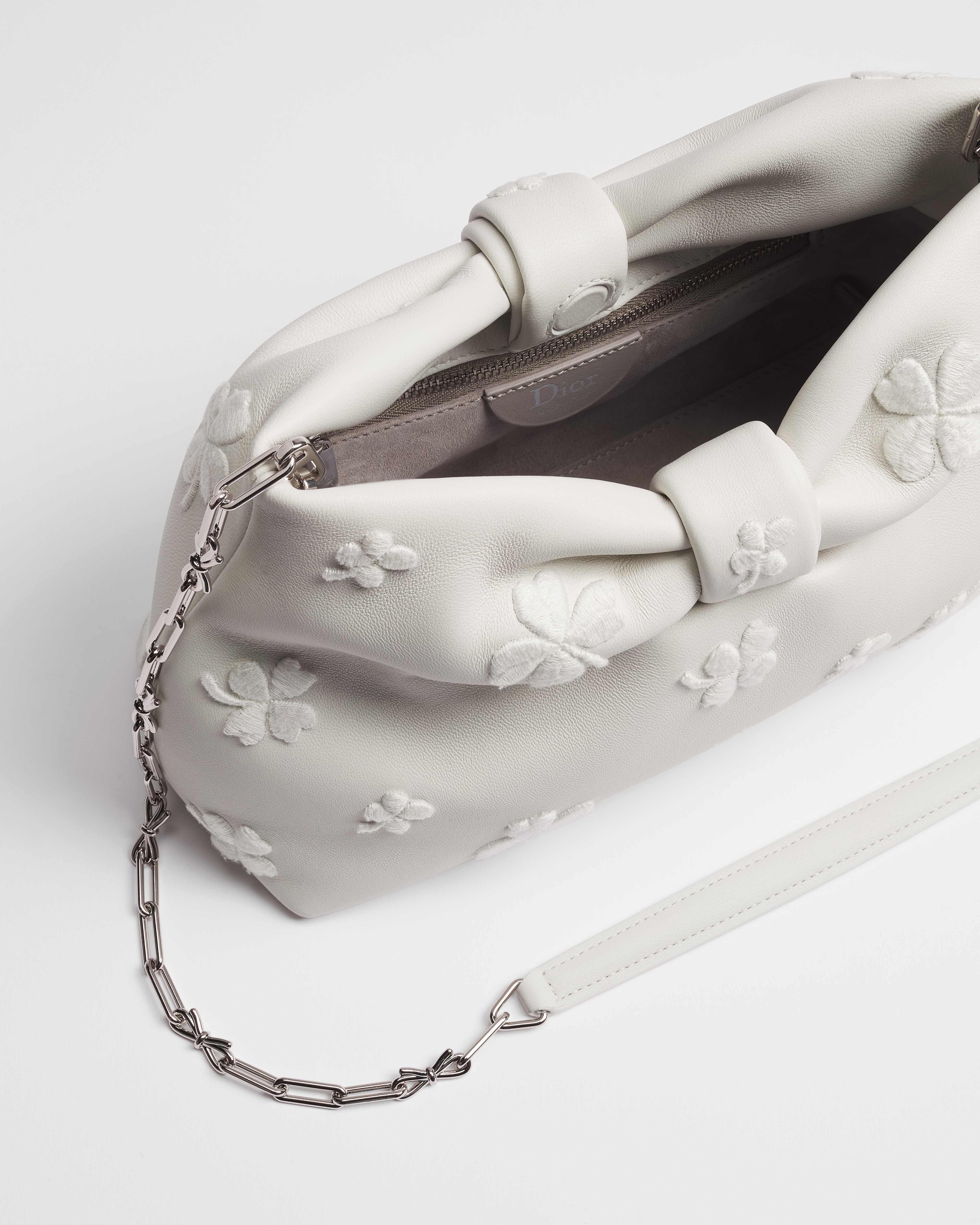 Kleine Dior Bow Tasche Lammleder in Weiß mit Dior Kleeblattstickerei E06