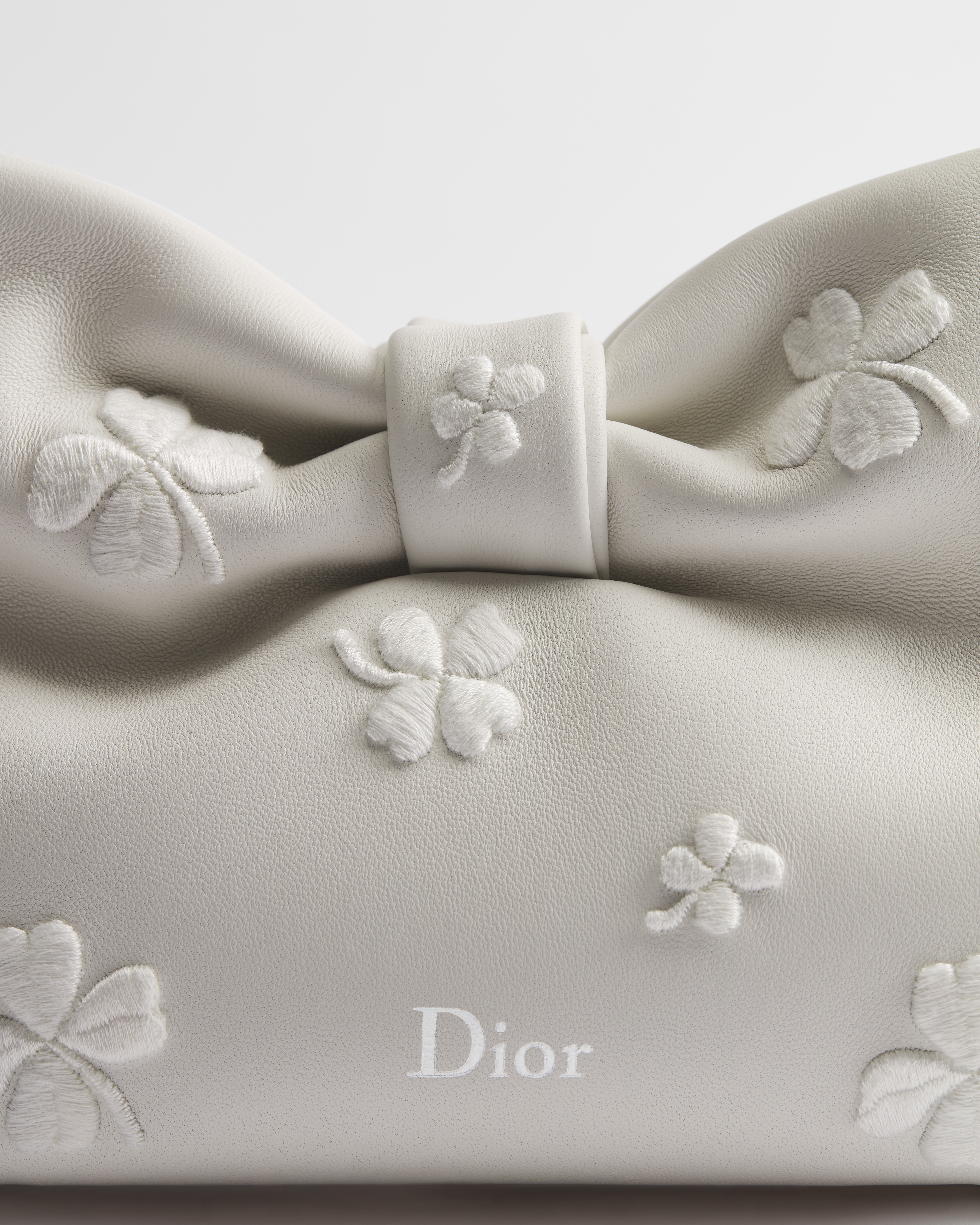 Kleine Dior Bow Tasche Lammleder in Weiß mit Dior Kleeblattstickerei E09