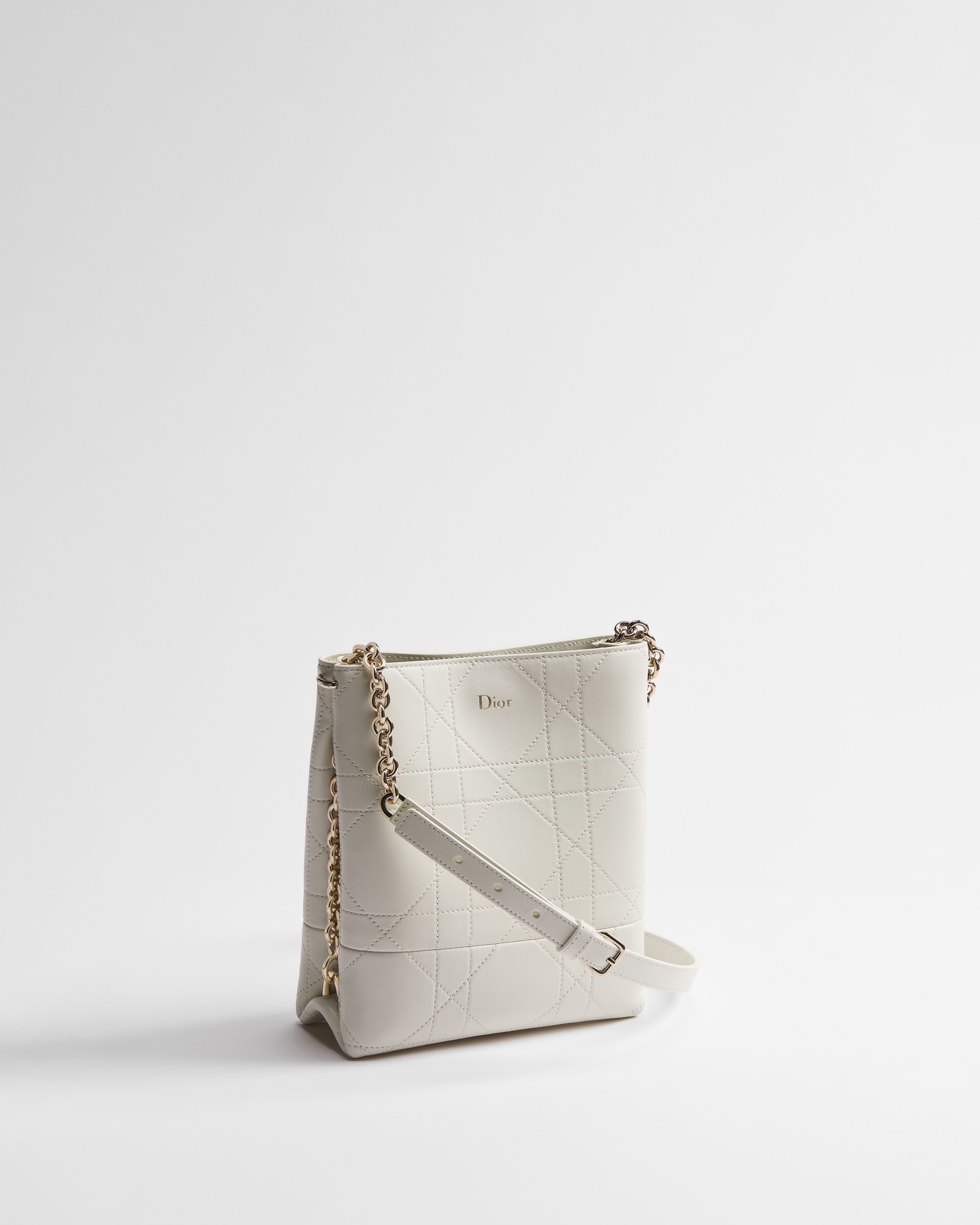 Kleine Dior Trianon Tasche im Hochformat mit Kette Flat Macrocannage Lammleder in Latte E03