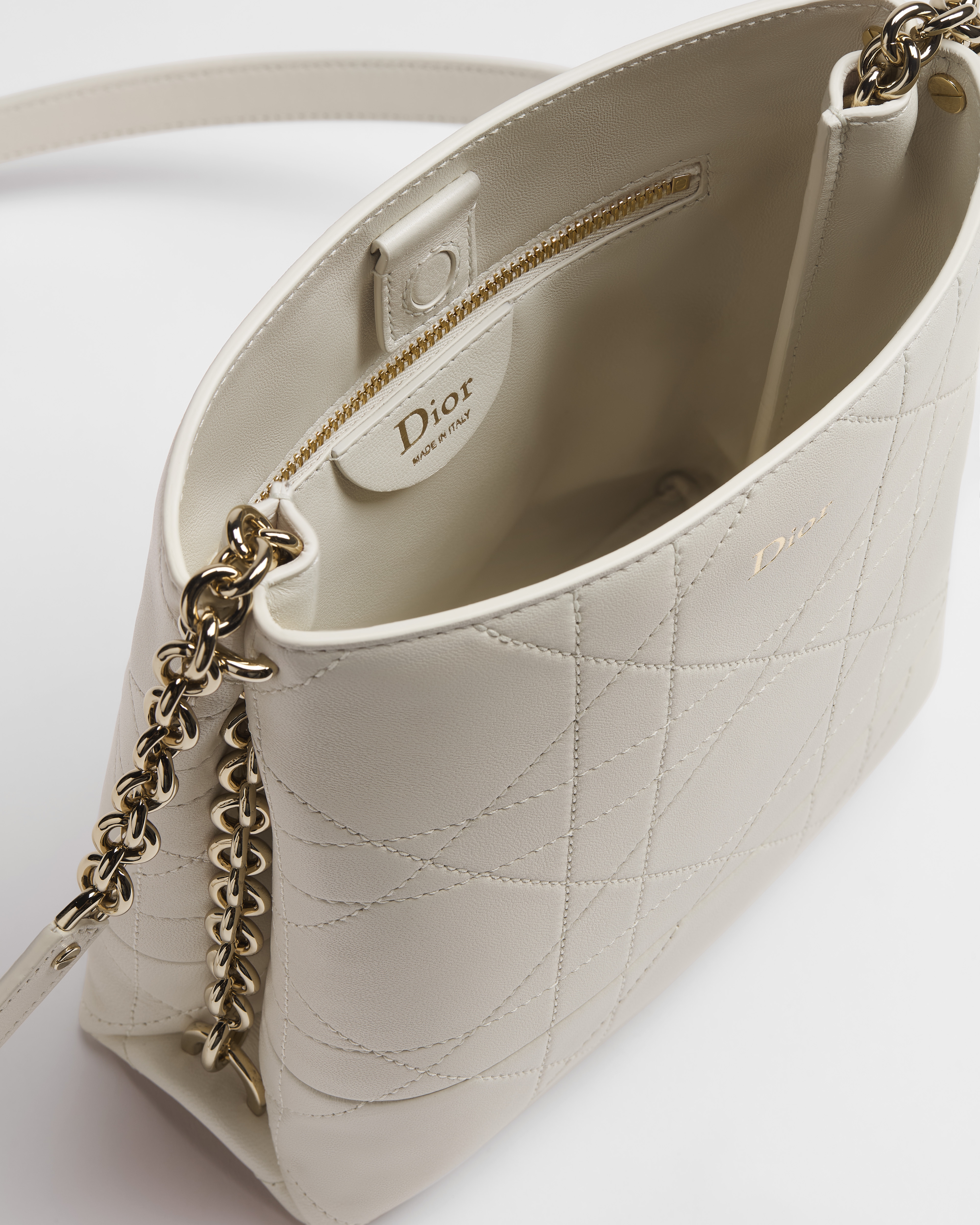 Kleine Dior Trianon Tasche im Hochformat mit Kette Flat Macrocannage Lammleder in Latte E06