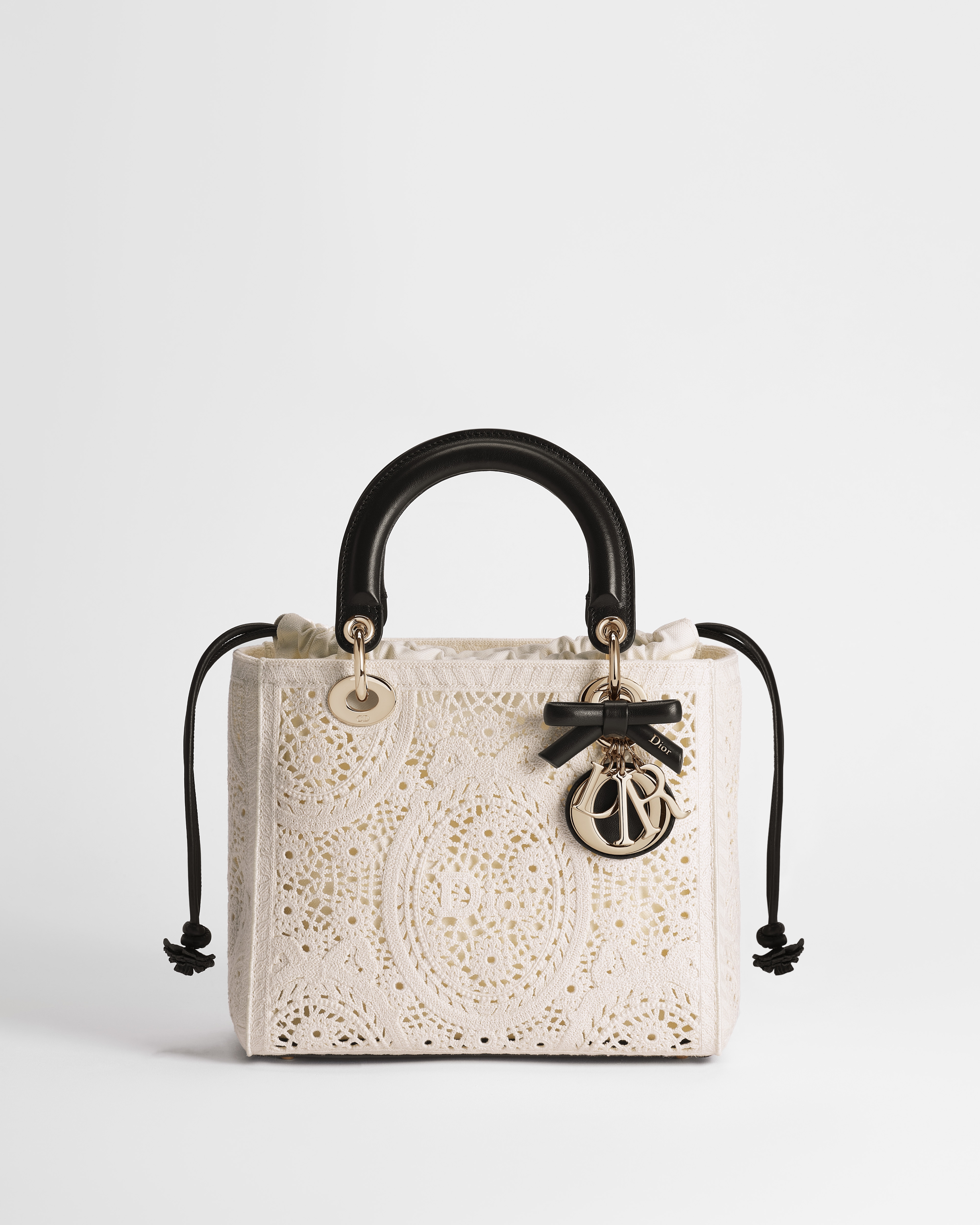 Sac Lady Dior Medium Broderie crochet à signature Dior Médaillon couleur latte E01