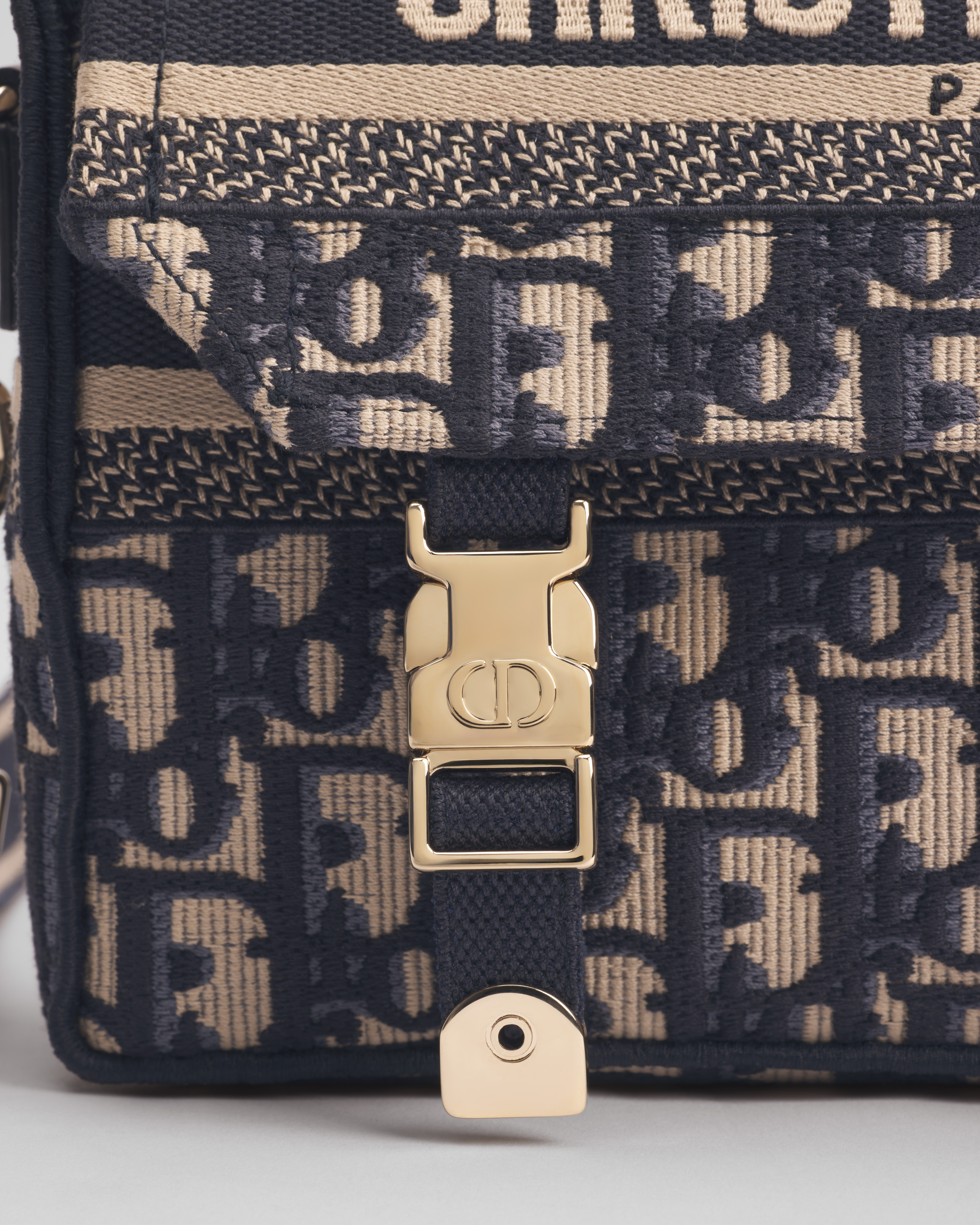 Kleine Diorcamp Tasche Dior Oblique Stickerei in Blau E10