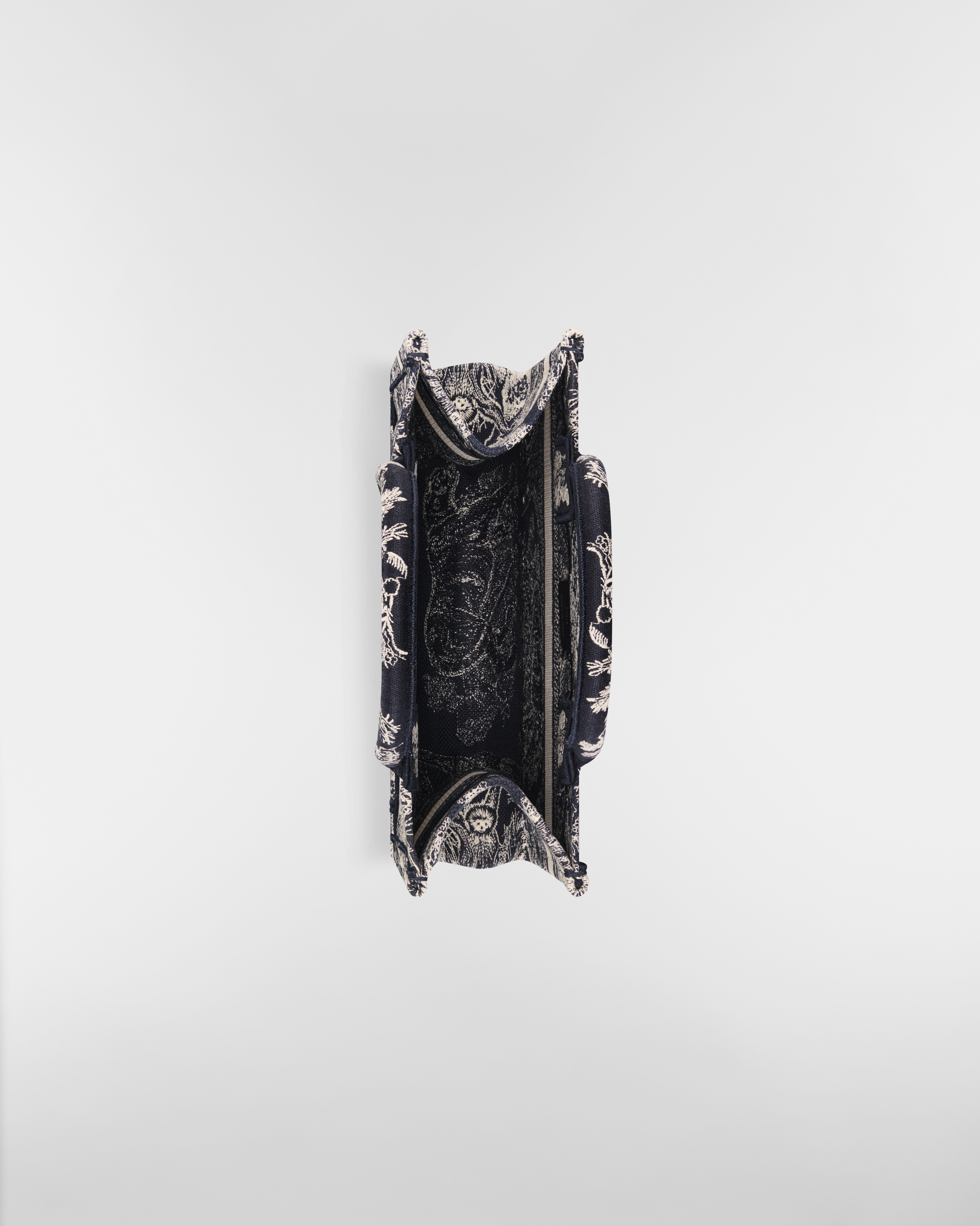 Sac Dior Book Tote Small Broderie Toile de Jouy Reverse bleue et blanche (26,5 x 22 x 14 cm) E06