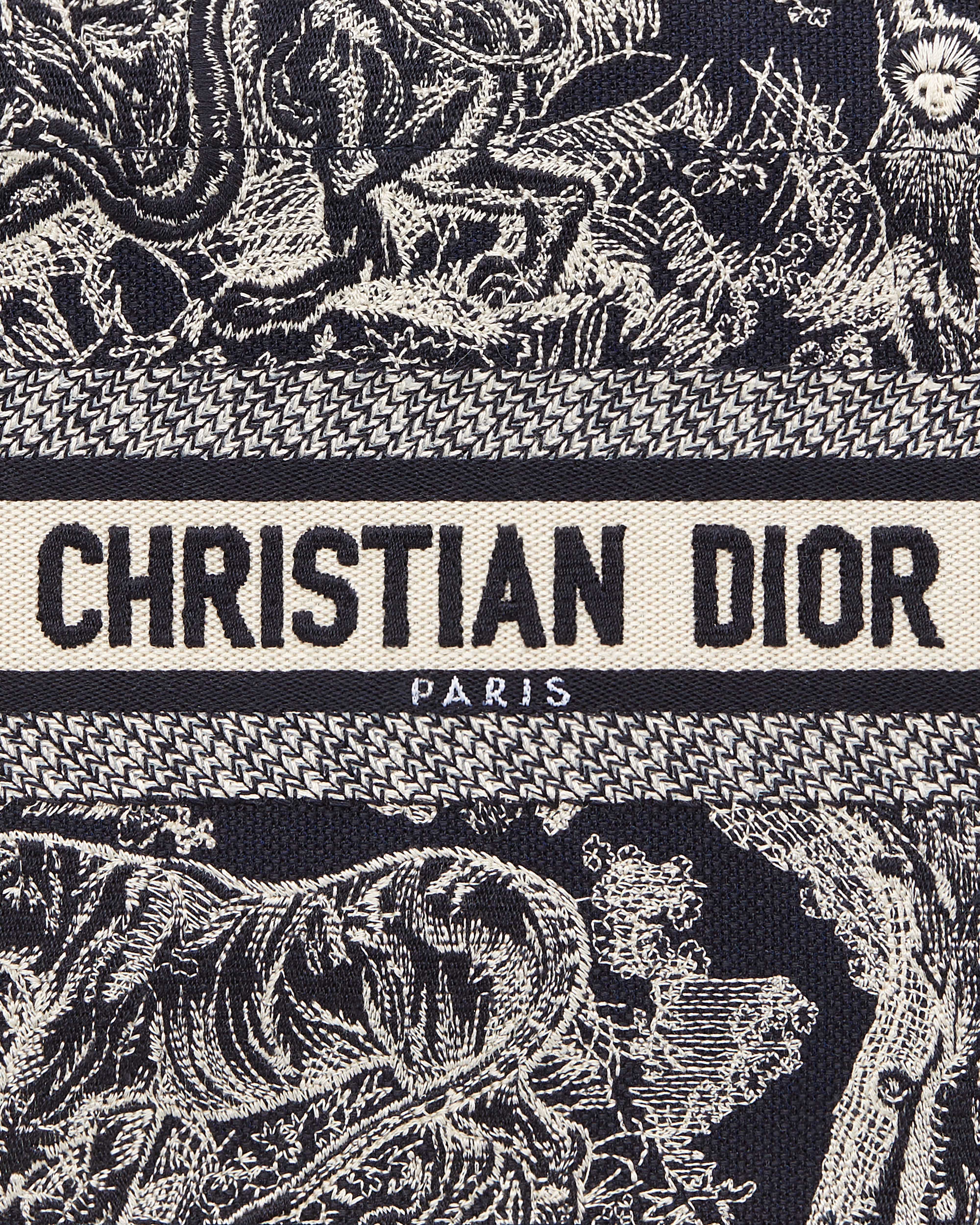 Sac Dior Book Tote Small Broderie Toile de Jouy Reverse bleue et blanche (26,5 x 22 x 14 cm) E09